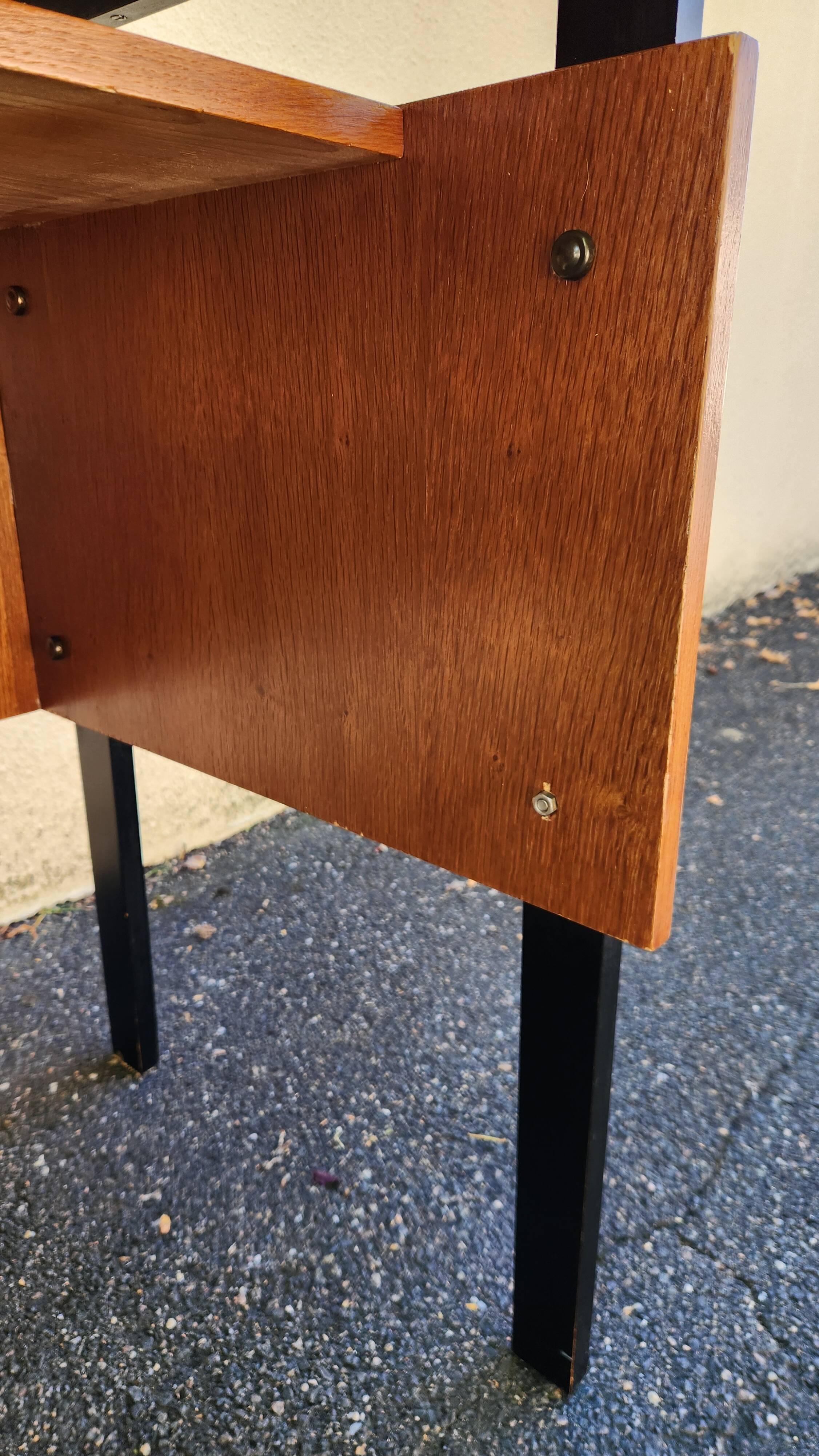 Desk with a beautiful 1960/70 look, 3 drawers + key, black legs