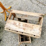 Case carries wooden bottles