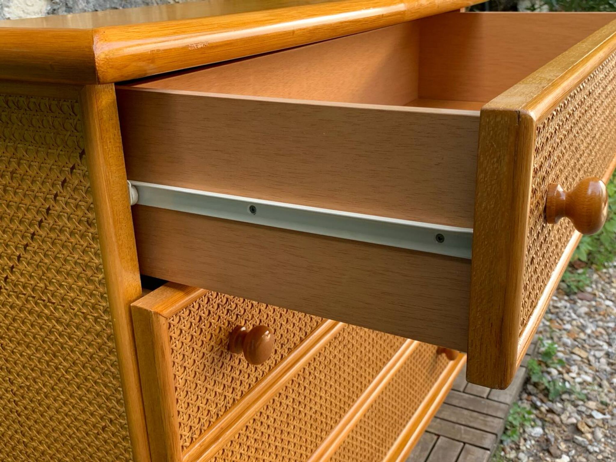 Dresser and its bedside table in rattan caning and vintage oak from the 1970s.