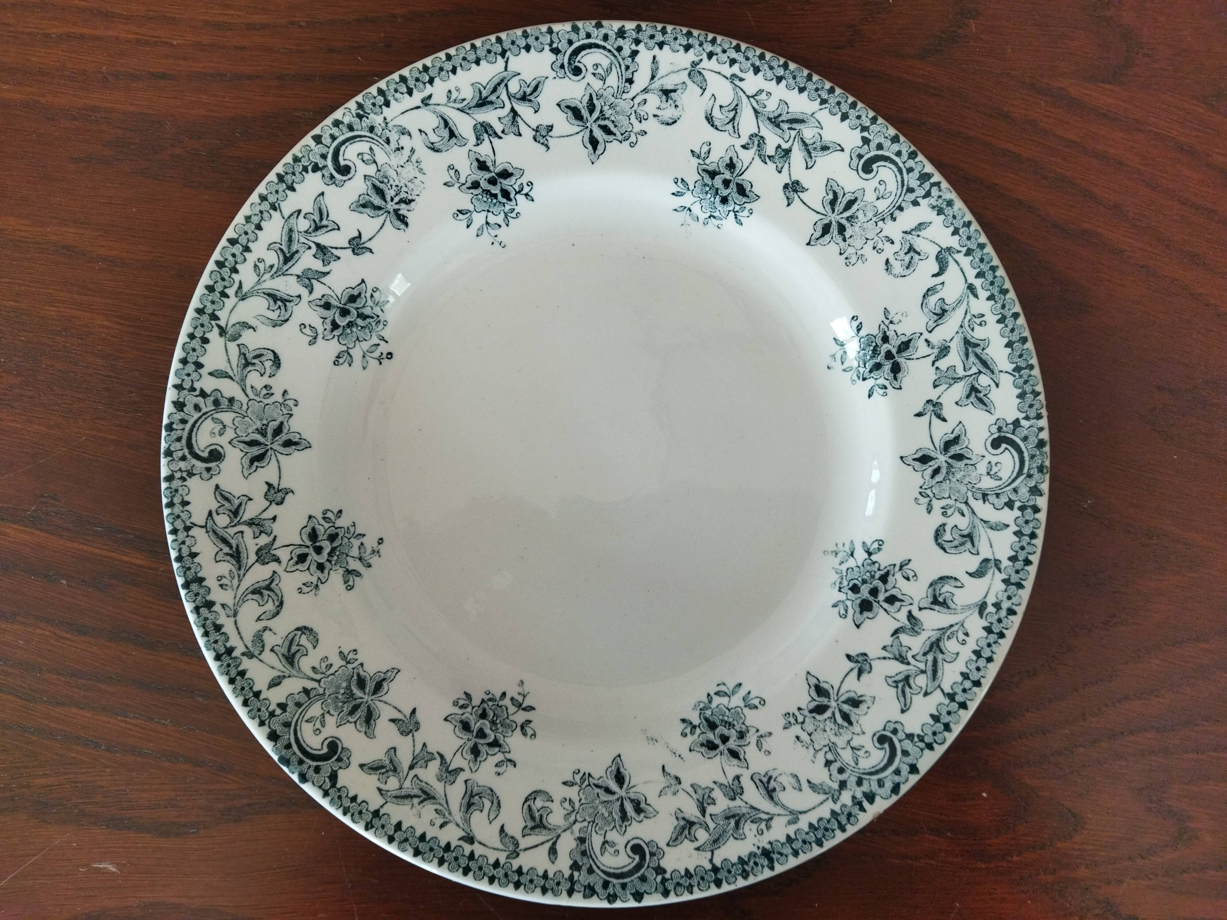 5 flat plates in St Amand "Jane" iron clay