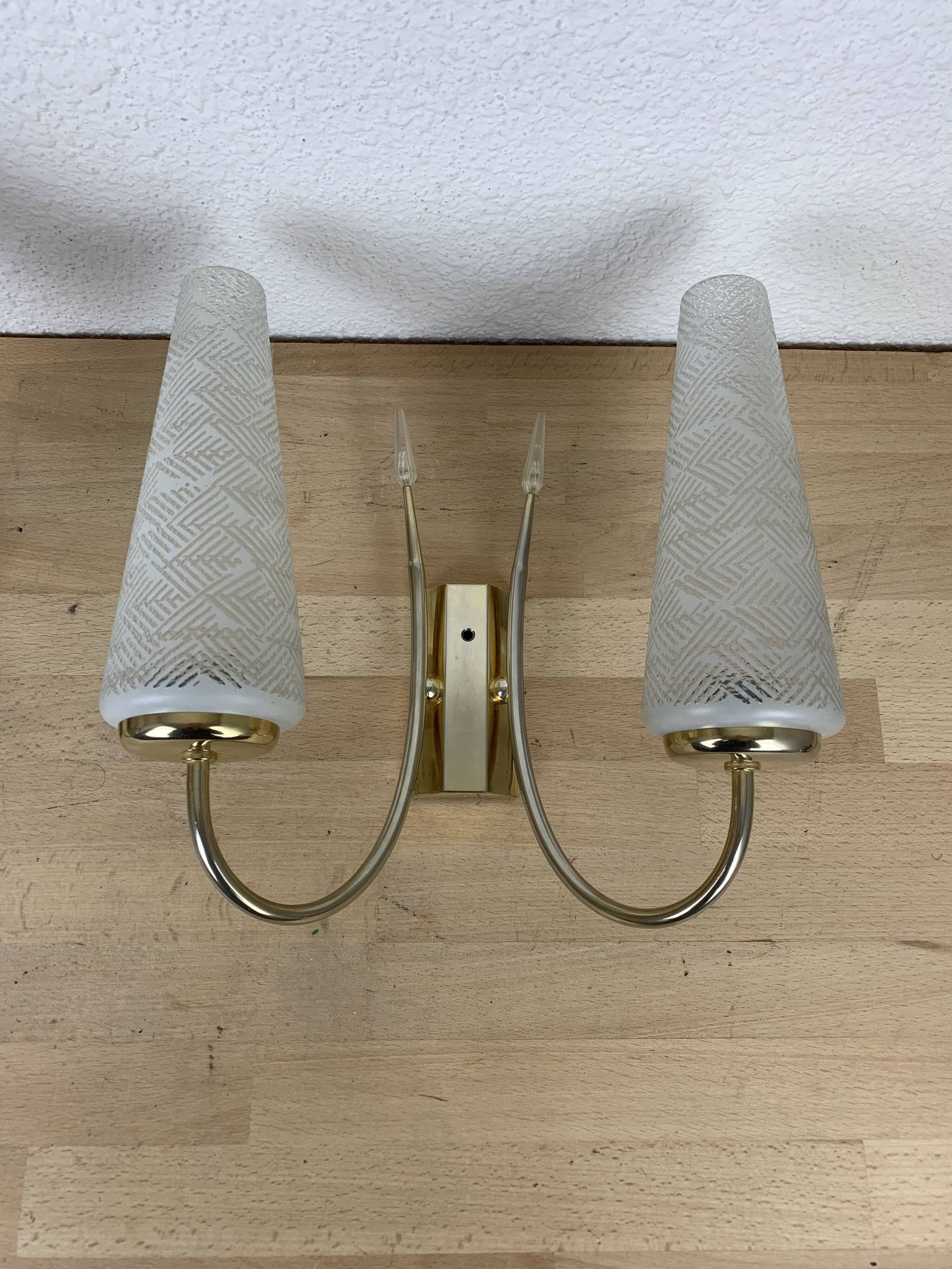 Paire d'appliques laiton et opaline années 50