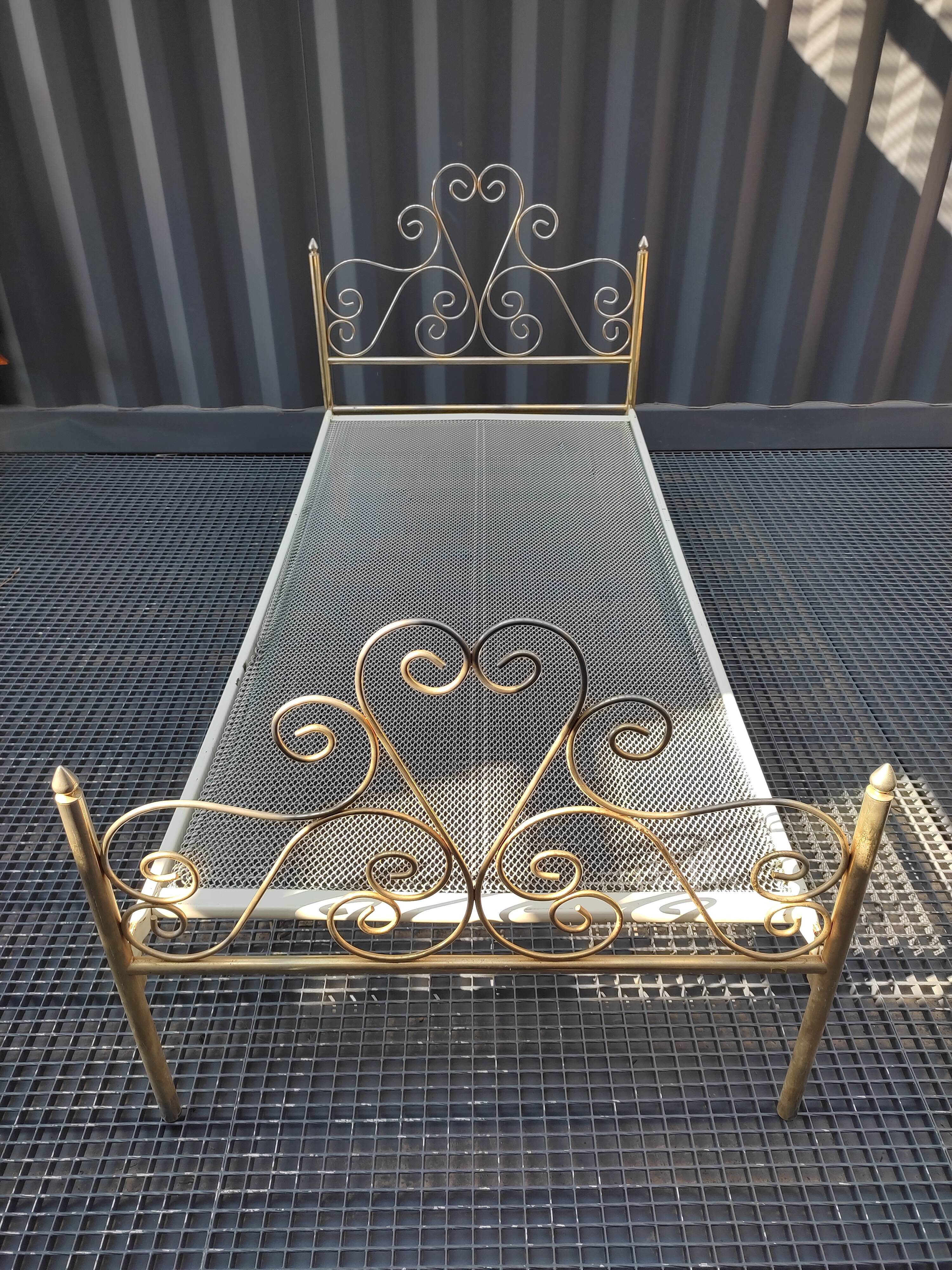 1-seater bed in gilded metal