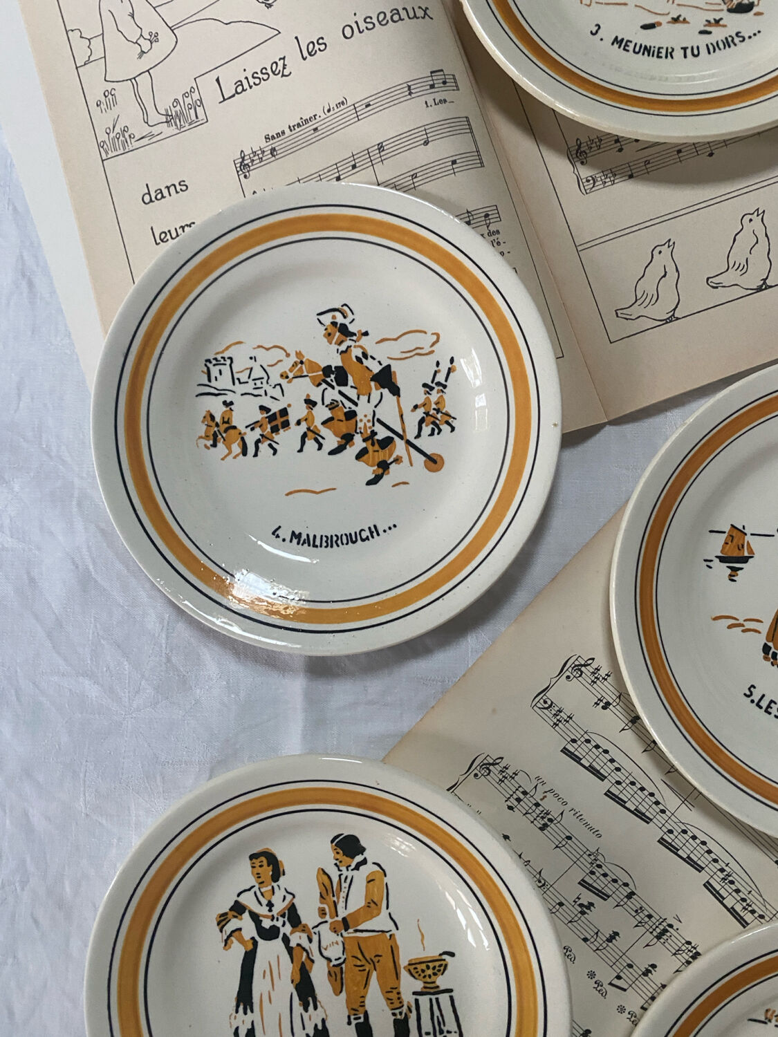 Lot de 8 assiettes comptines en terre de fer Choisy le Roi