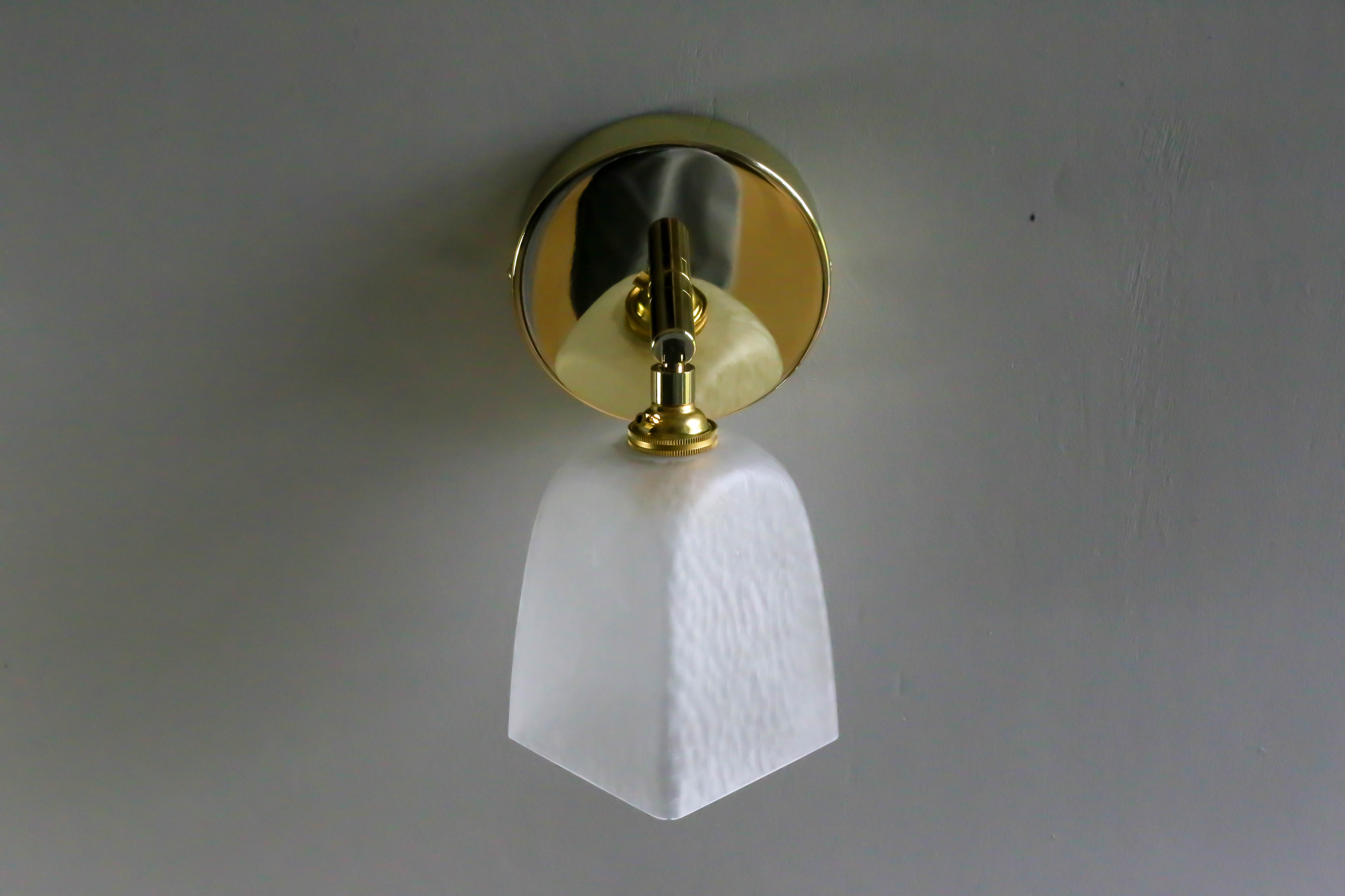 Applique murale en verre ancien translucide montée sur un support en métal laiton