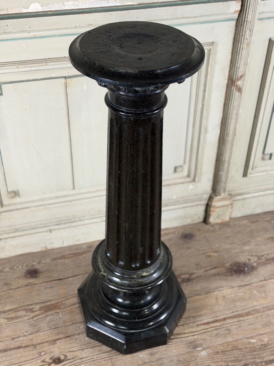 Column in green serpentine marble from around 1880