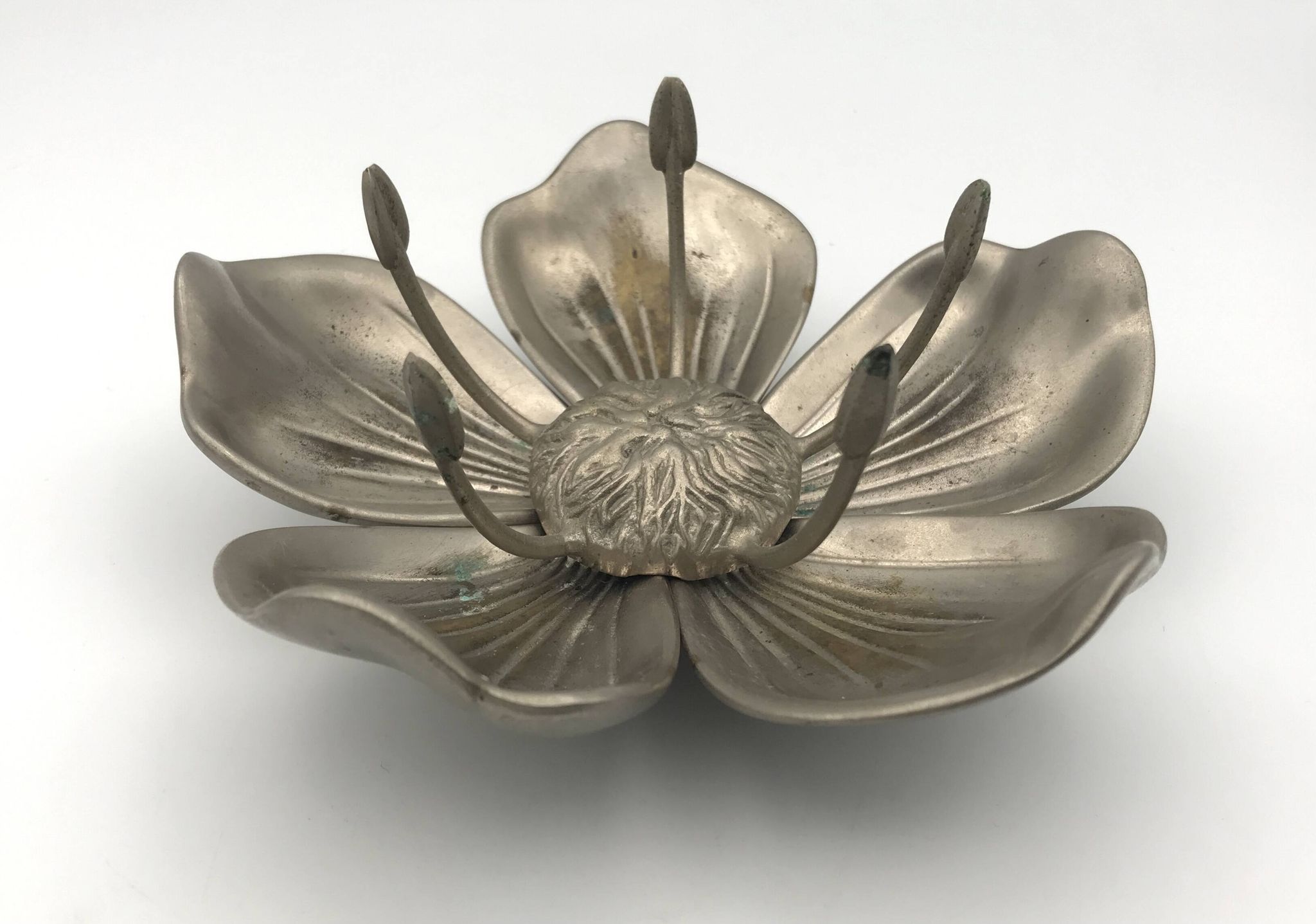 Vintage lotus flower ashtray with 5 removable petals in silver metal