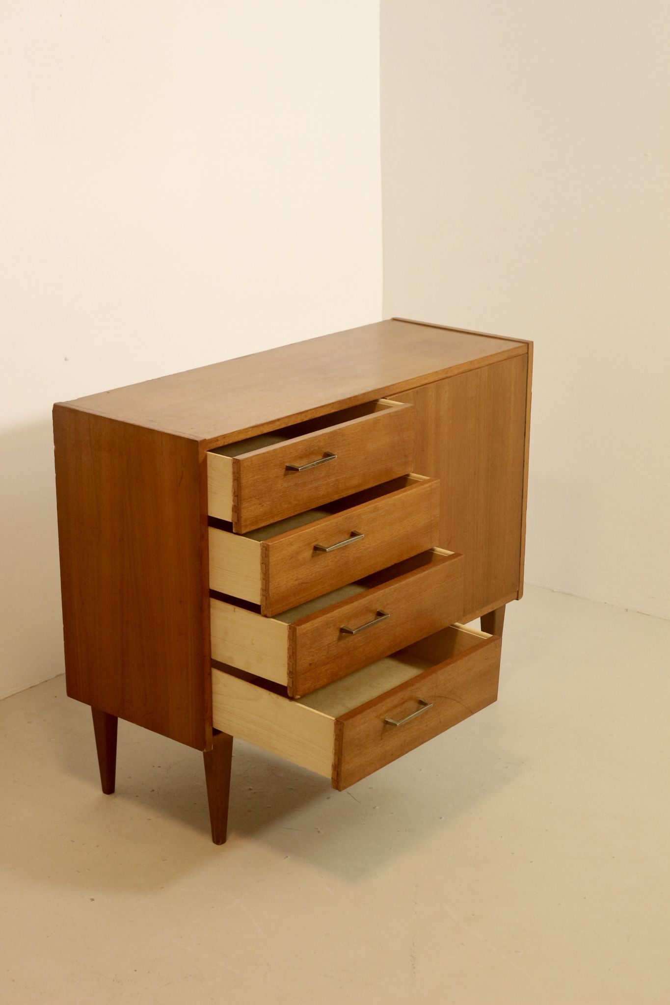 Scandinavian chest of drawers, consisting of 4 drawers, year 60. Ref calypso