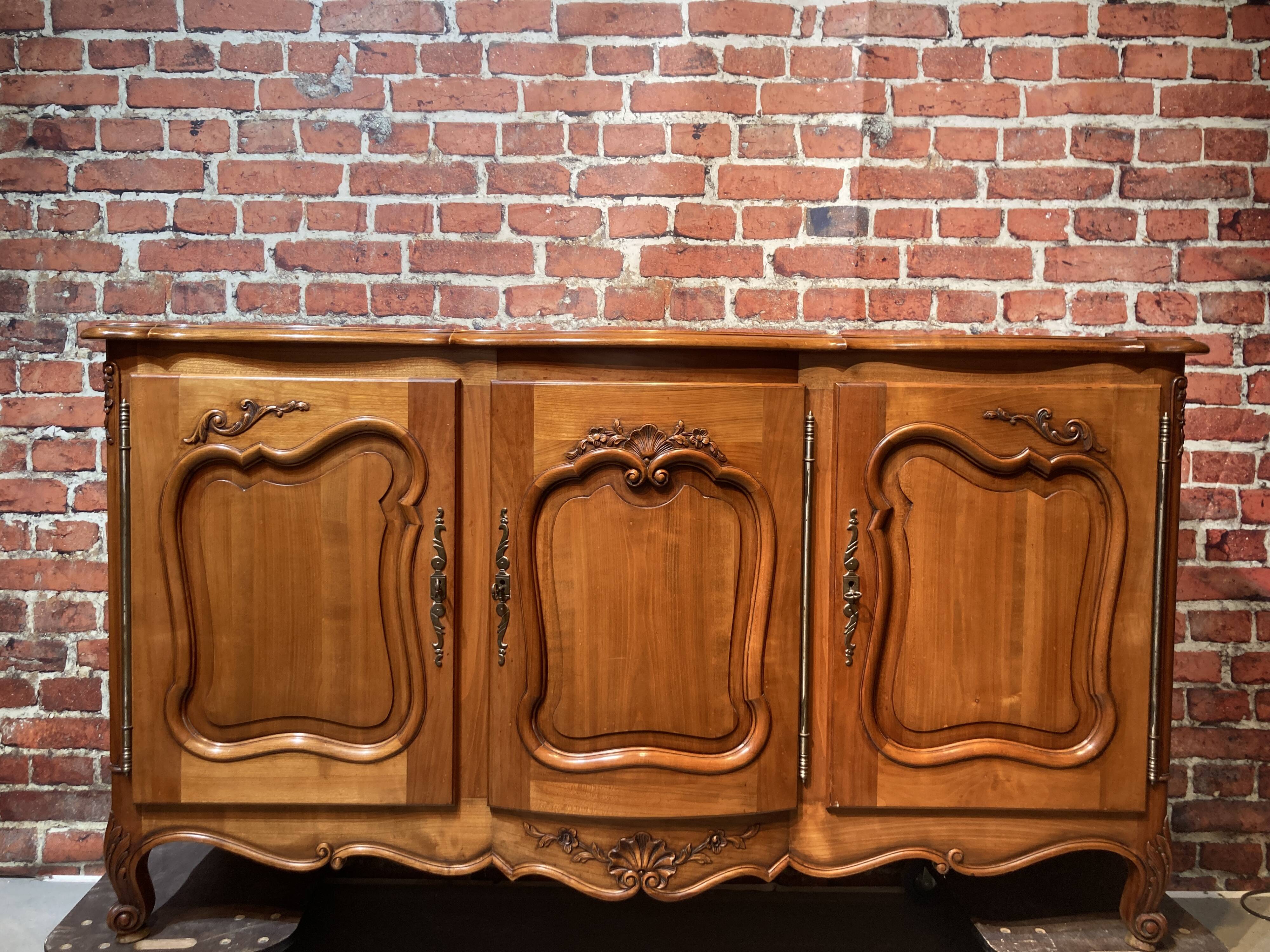 Louis XV style sideboard, 3 doors with lock, glass top.