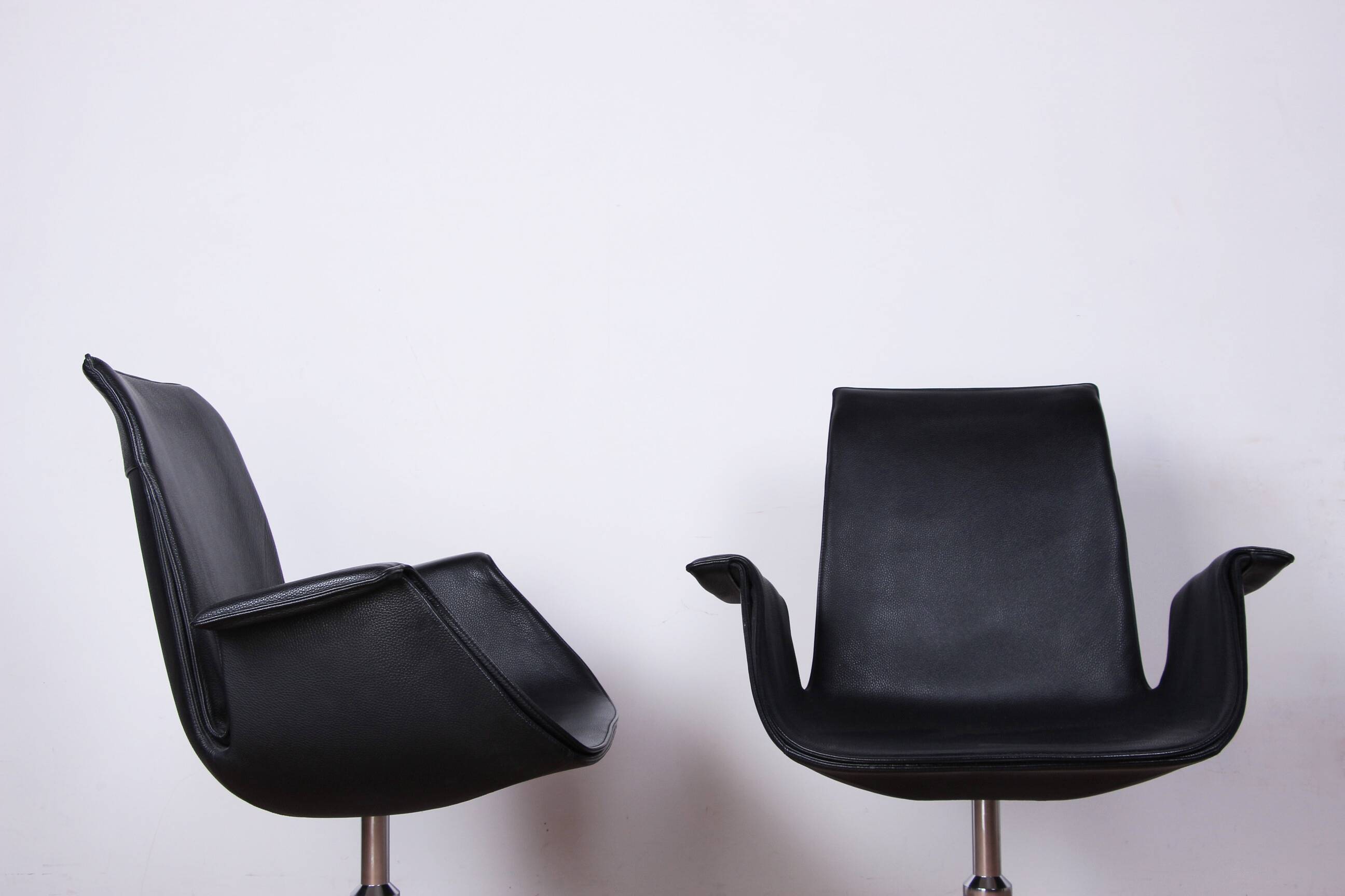 Pair of Danish armchairs in Black Leather and Chromed Steel, model FK 6725 Fabricius & Kastholm by Knoll