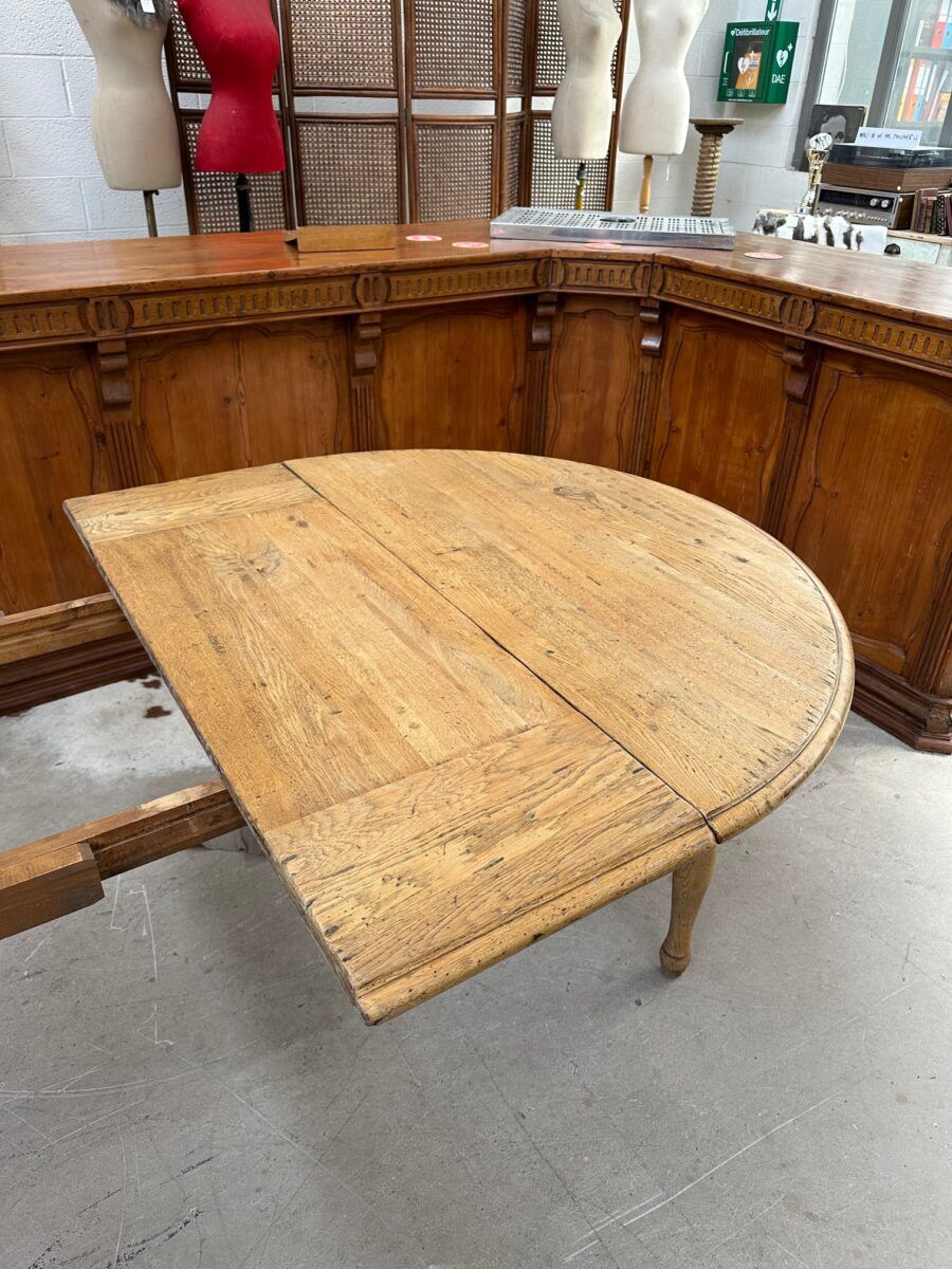 Round table in solid oak with its two extensions.