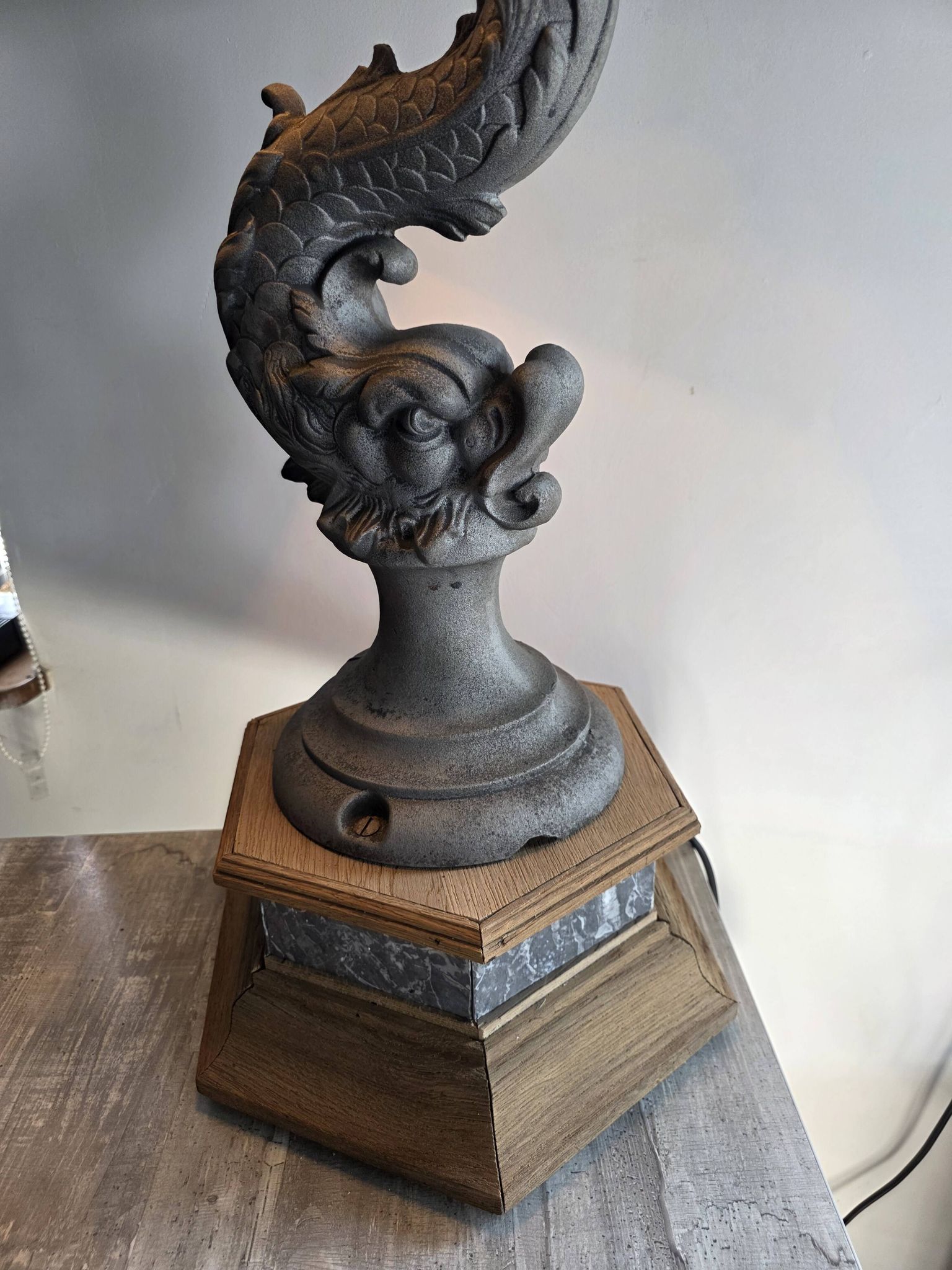 Monumental lamp with a dolphin in cast iron and lead scales - 110cm
