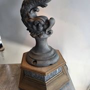 Monumental lamp with a dolphin in cast iron and lead scales - 110cm