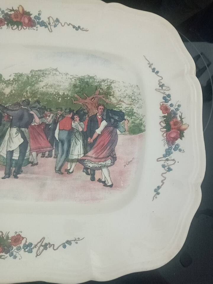 Plat de service. Faïencerie Digoin Sarreguemines. Motif Alsacien.