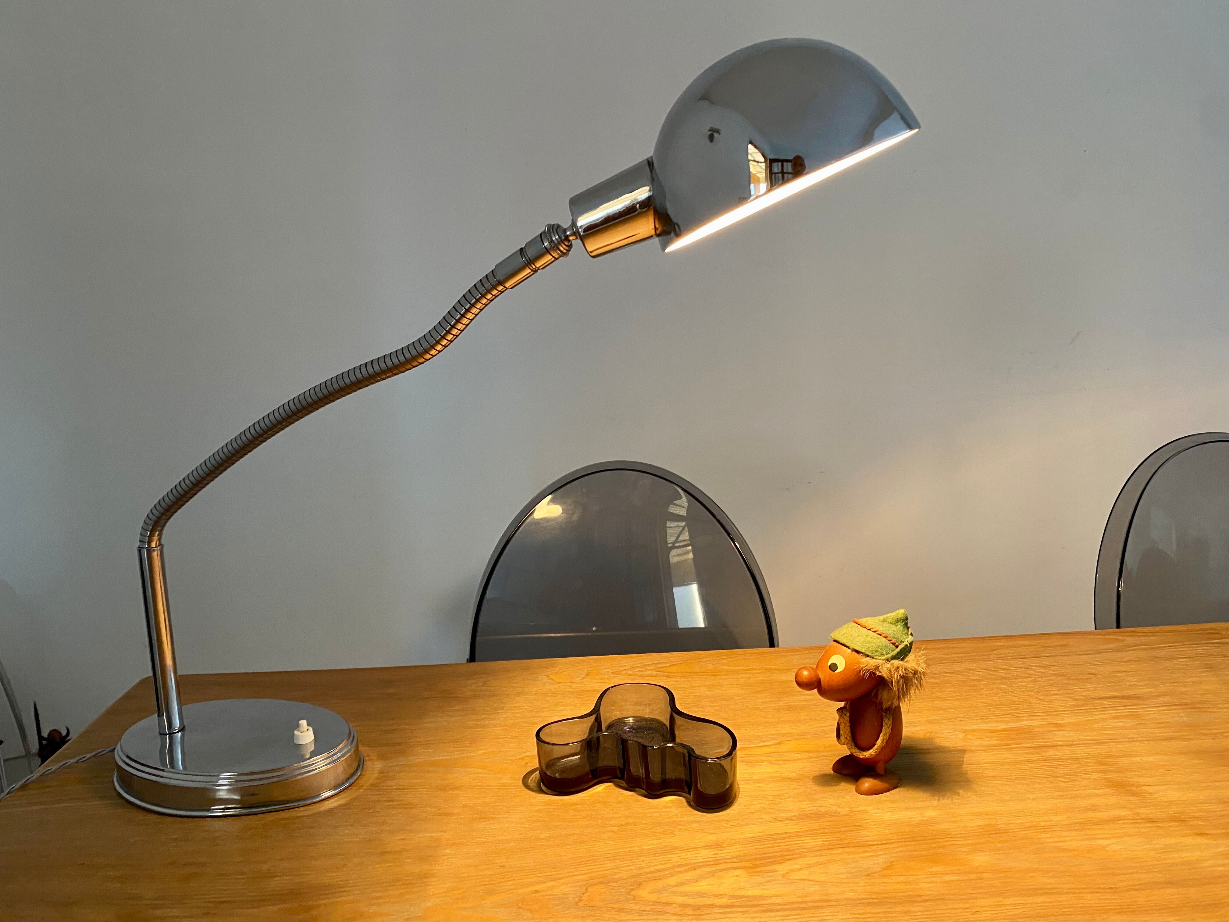 Flexible desk lamp vintage art deco design