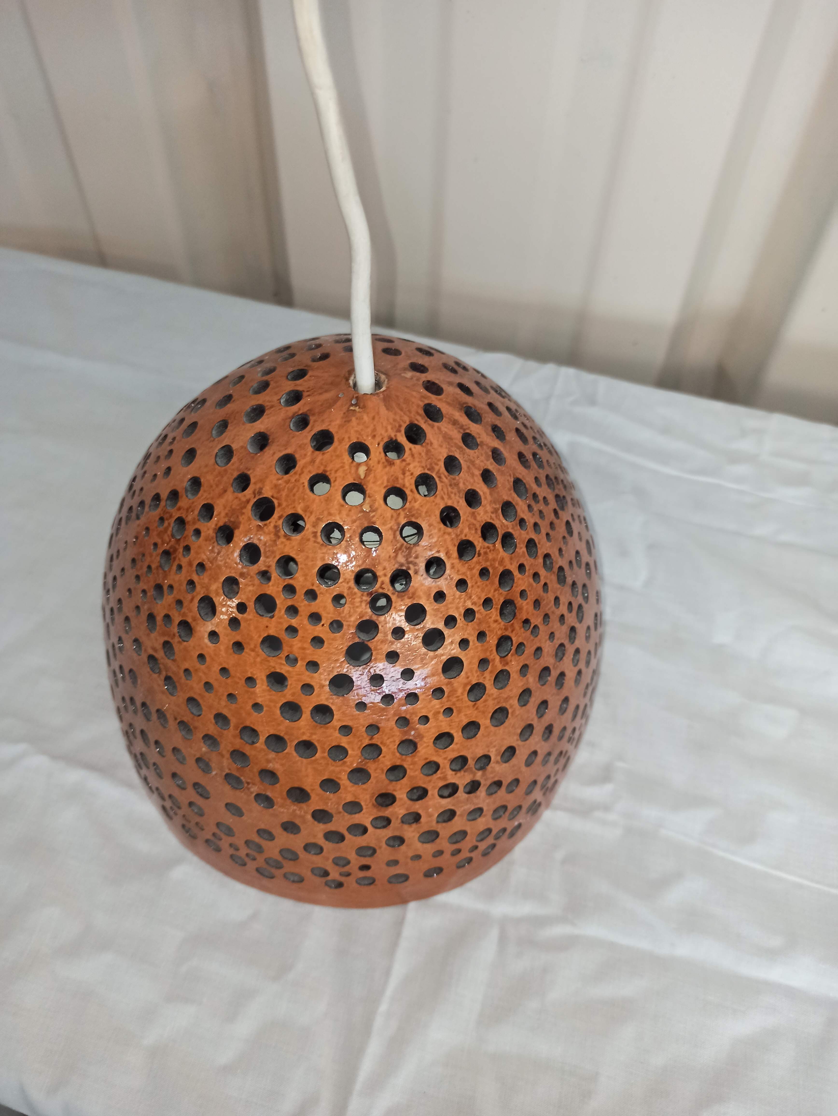 Openwork suspension in wood