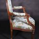Paire de fauteuils à dossier médaillon de style louis XVI