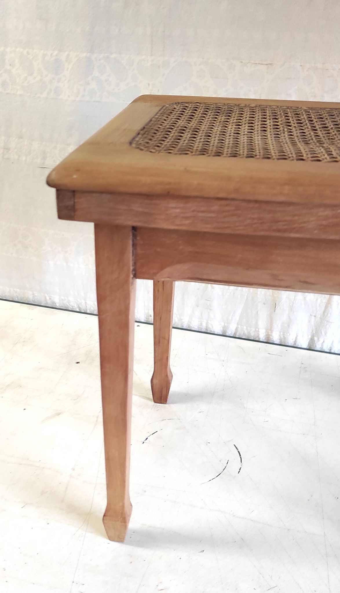 Table d'appoint en bois massif et cannage - mid. XXème