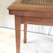 Table d'appoint en bois massif et cannage - mid. XXème