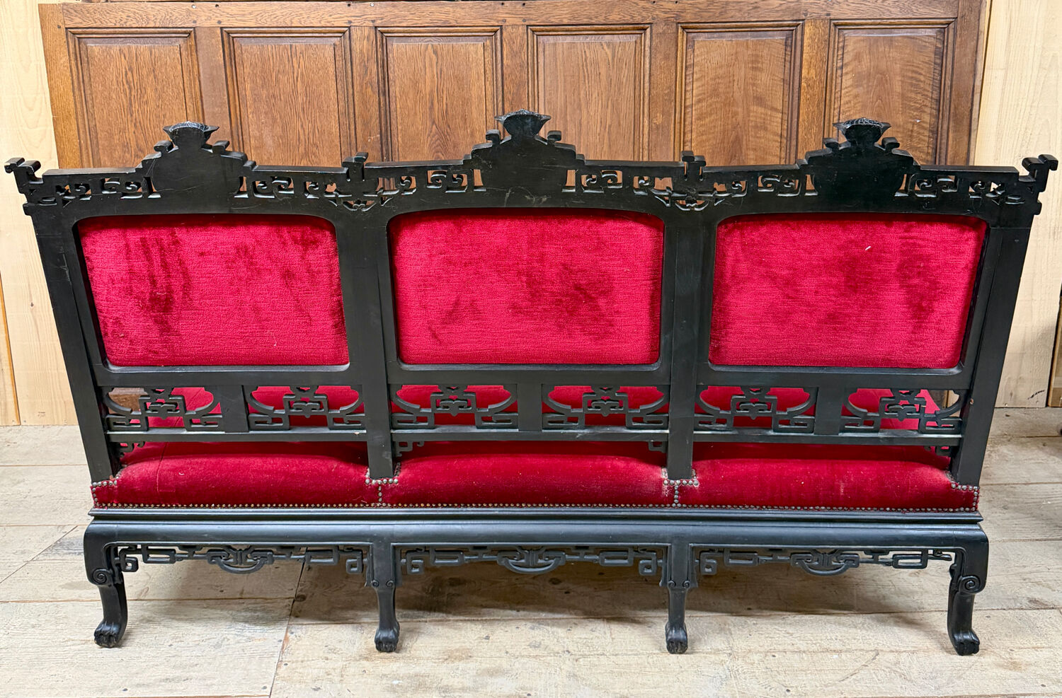 Large Japanese-style sofa in carved wood and red velvet, 19th century