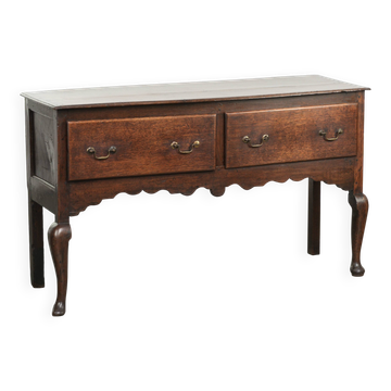 Buffet/commode en chêne anglais du XVIIIe siècle avec des poignées en laiton.