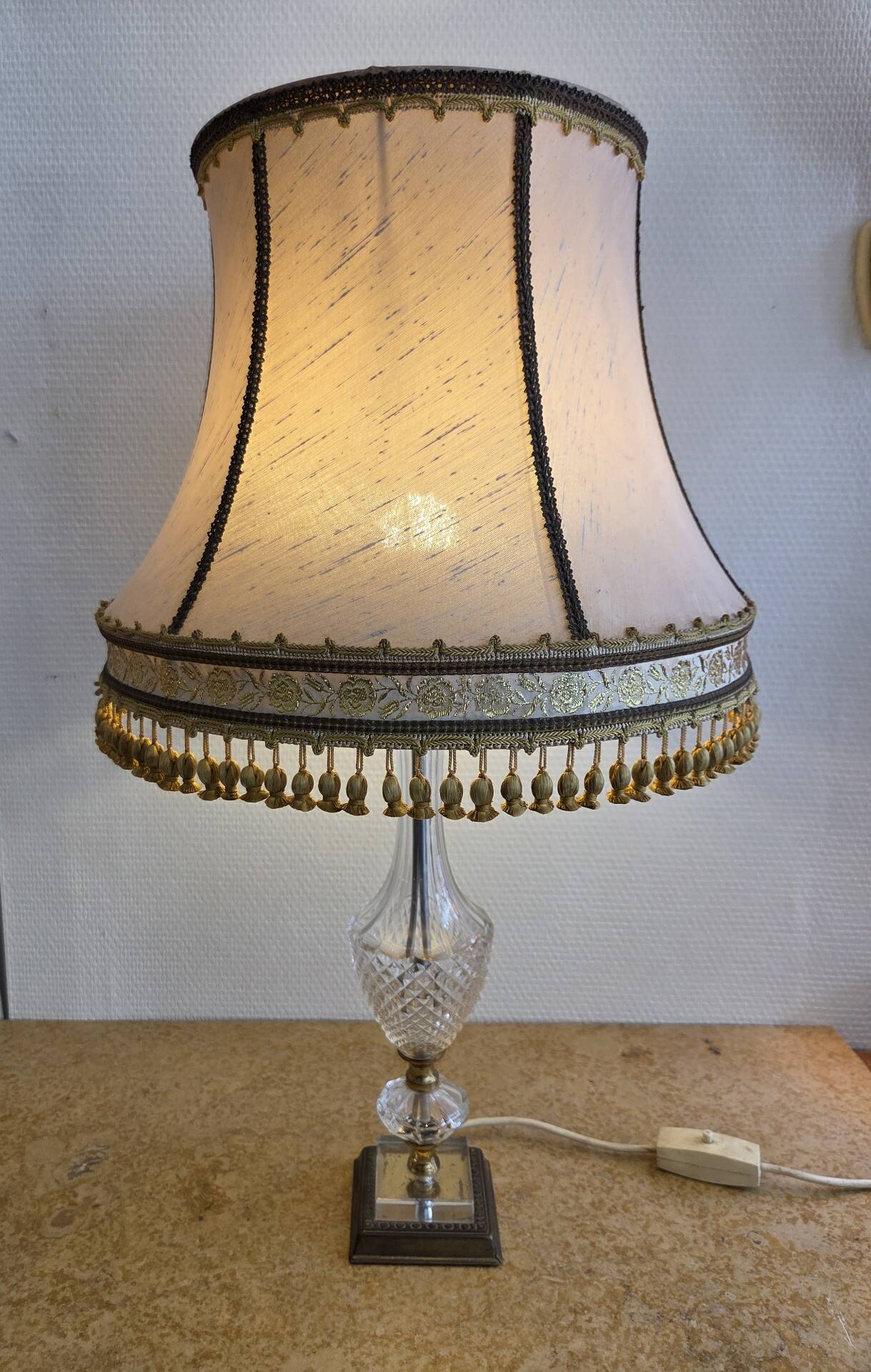 Lampe a poser ancienne en laiton et verre