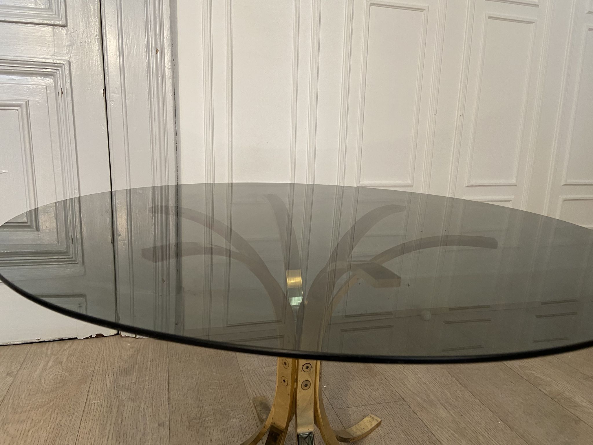 Table basse laiton et verre fumé, 1970s