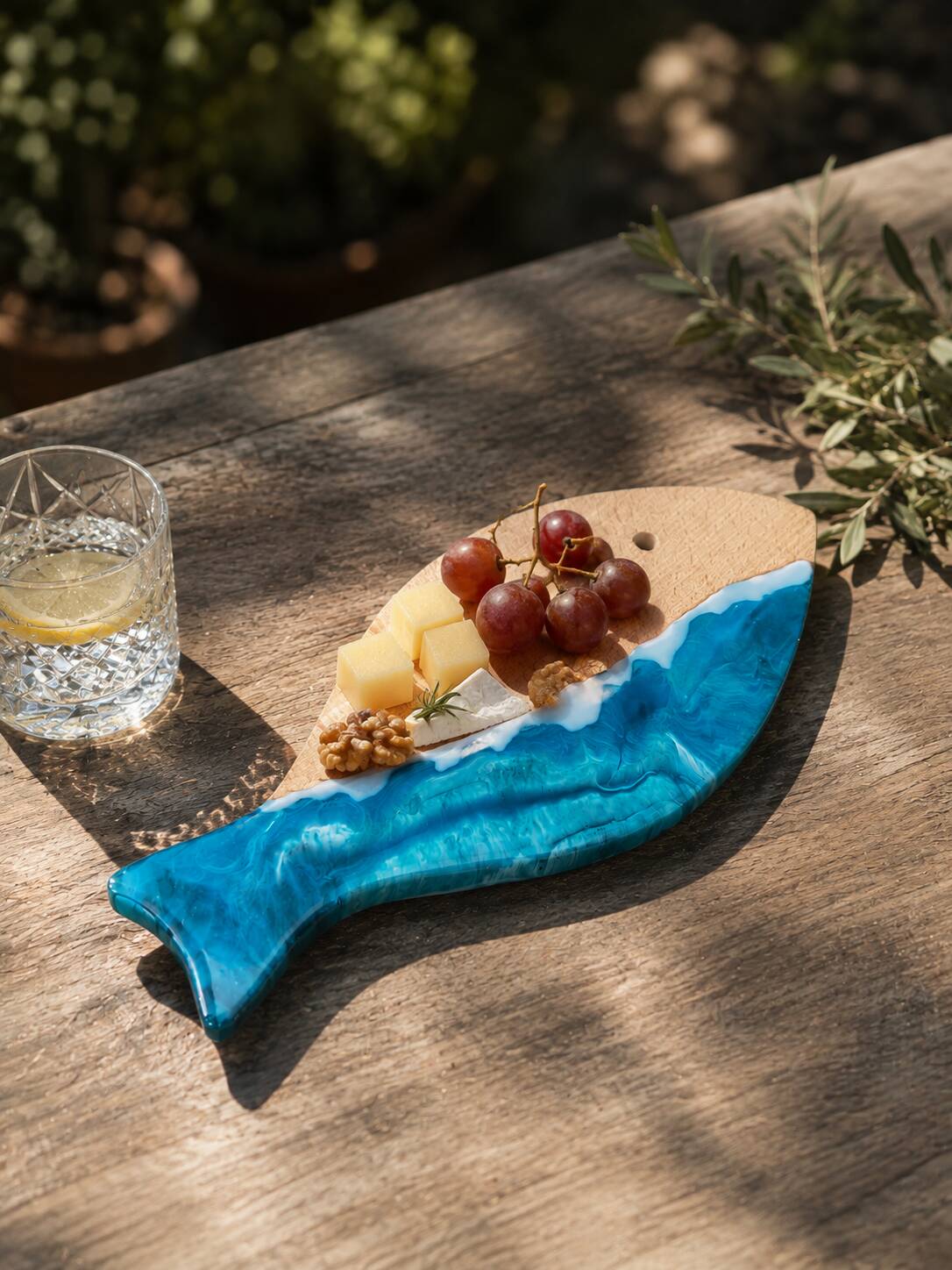 Wave-shaped serving board for fish