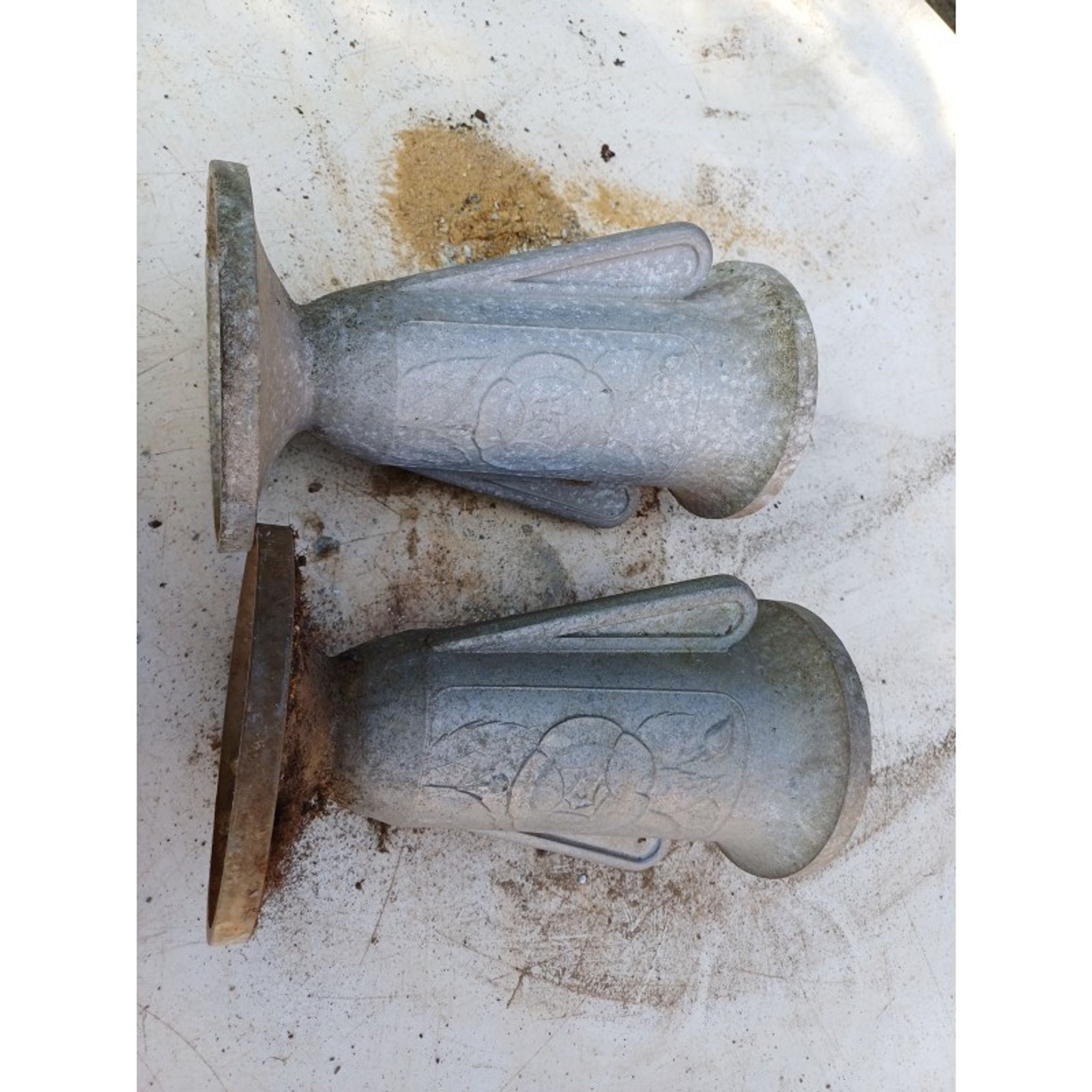 Paire de vases en aluminium 1900