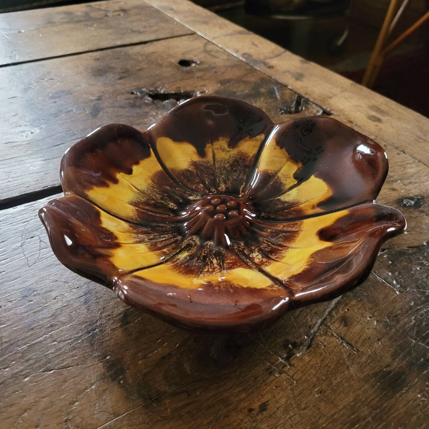 Vintage enamelled ceramic “flower” pocket emptier from the 60s/70s