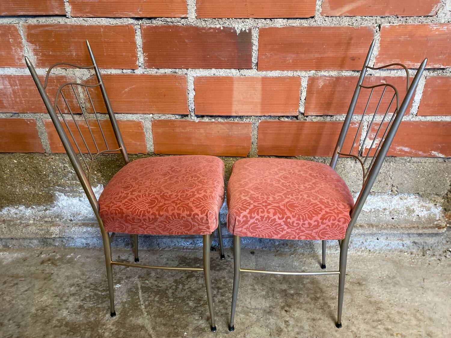 Pair of chairs with golden metal frame + baroque pink fabric seat