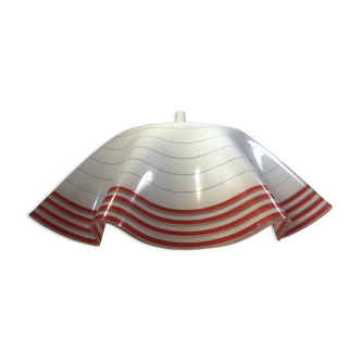 Suspension vintage en opaline blanche et bordure rouge, forme corolle / Vintage français