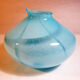 Vase en verre satiné bleu clair