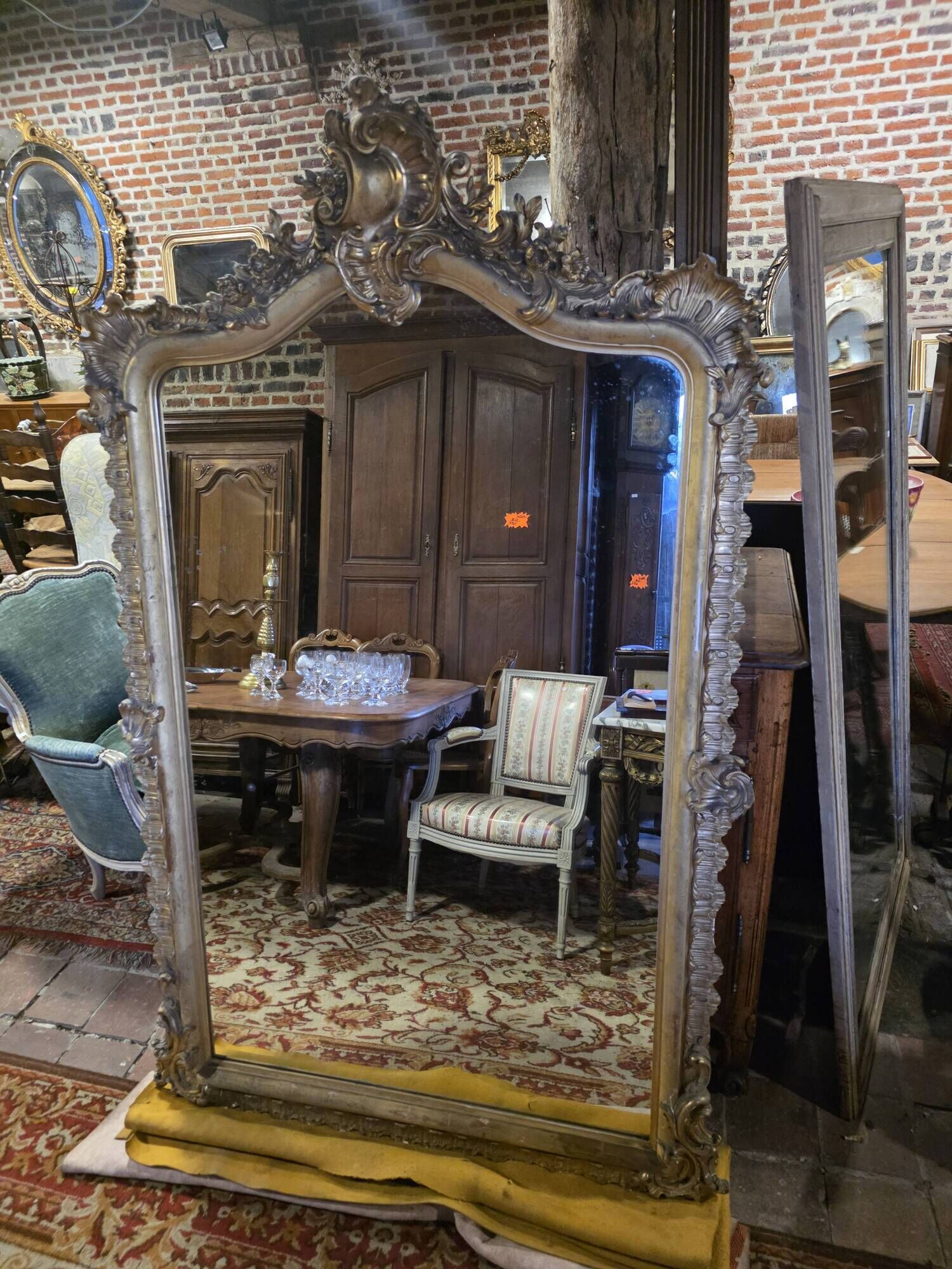 Miroir style Louis XV doré à la feuille d'or du XIXème, 181cm H