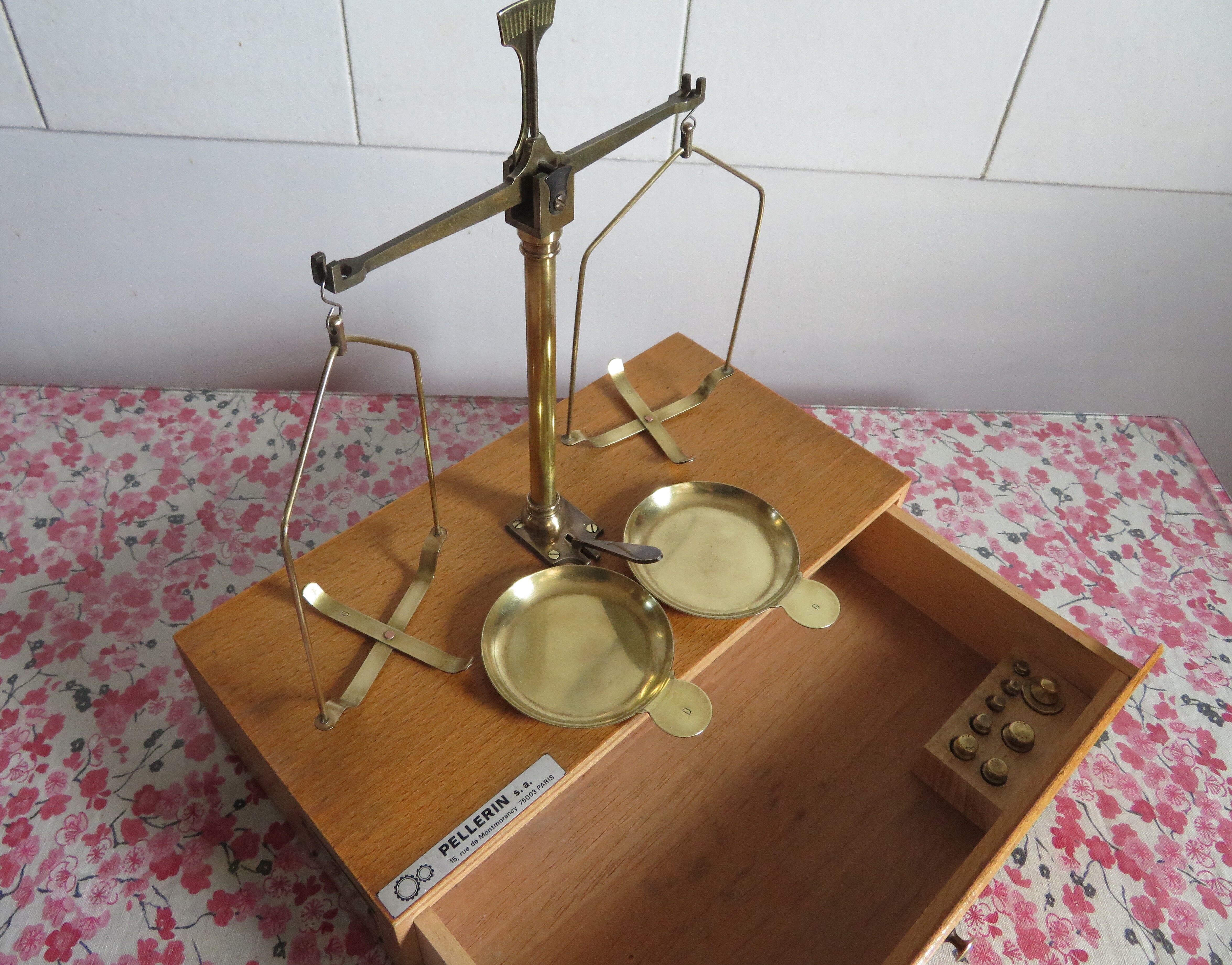 2-tray scale known as Trebuchet