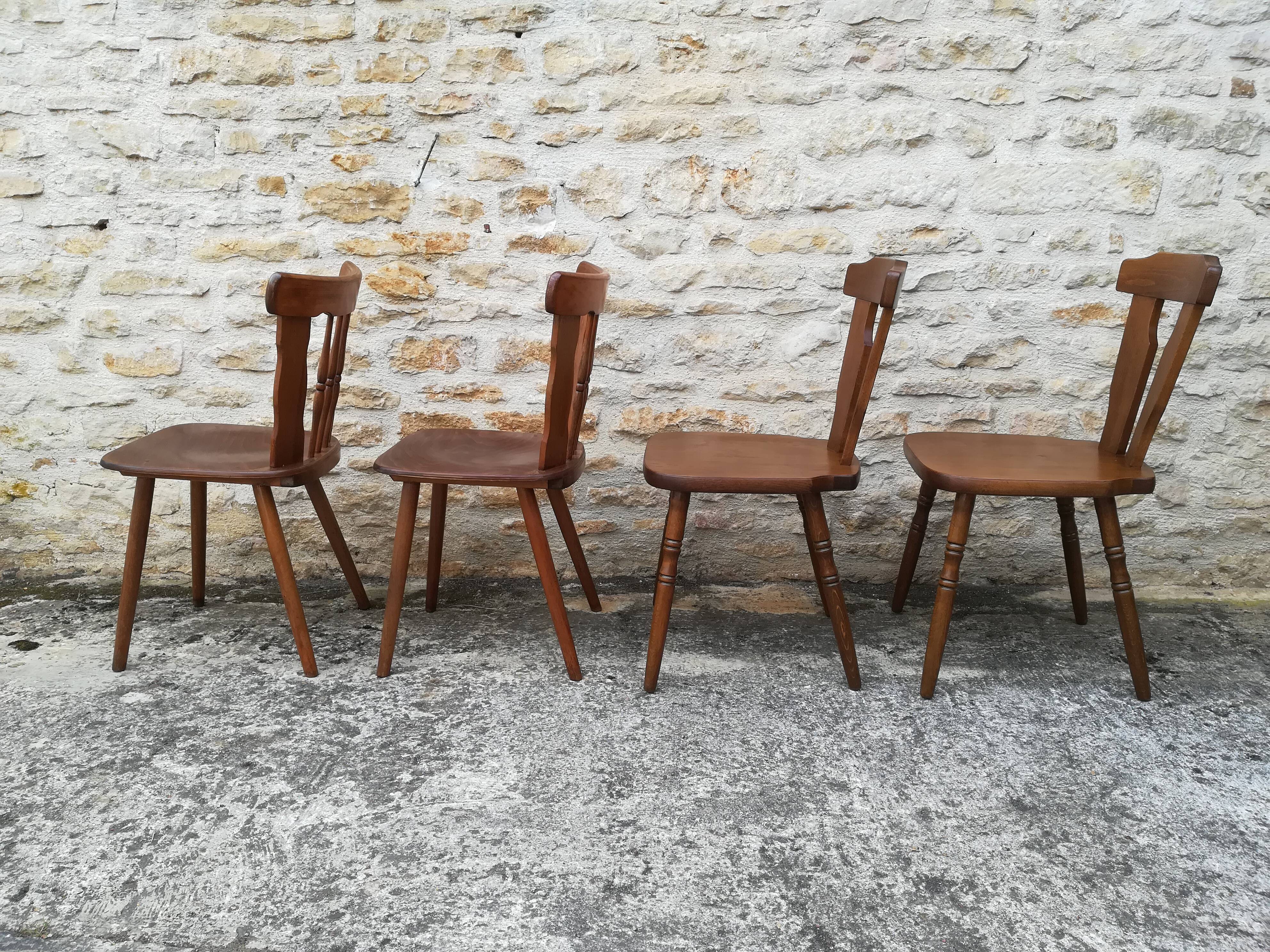 Chaises de bistrot dépareillées