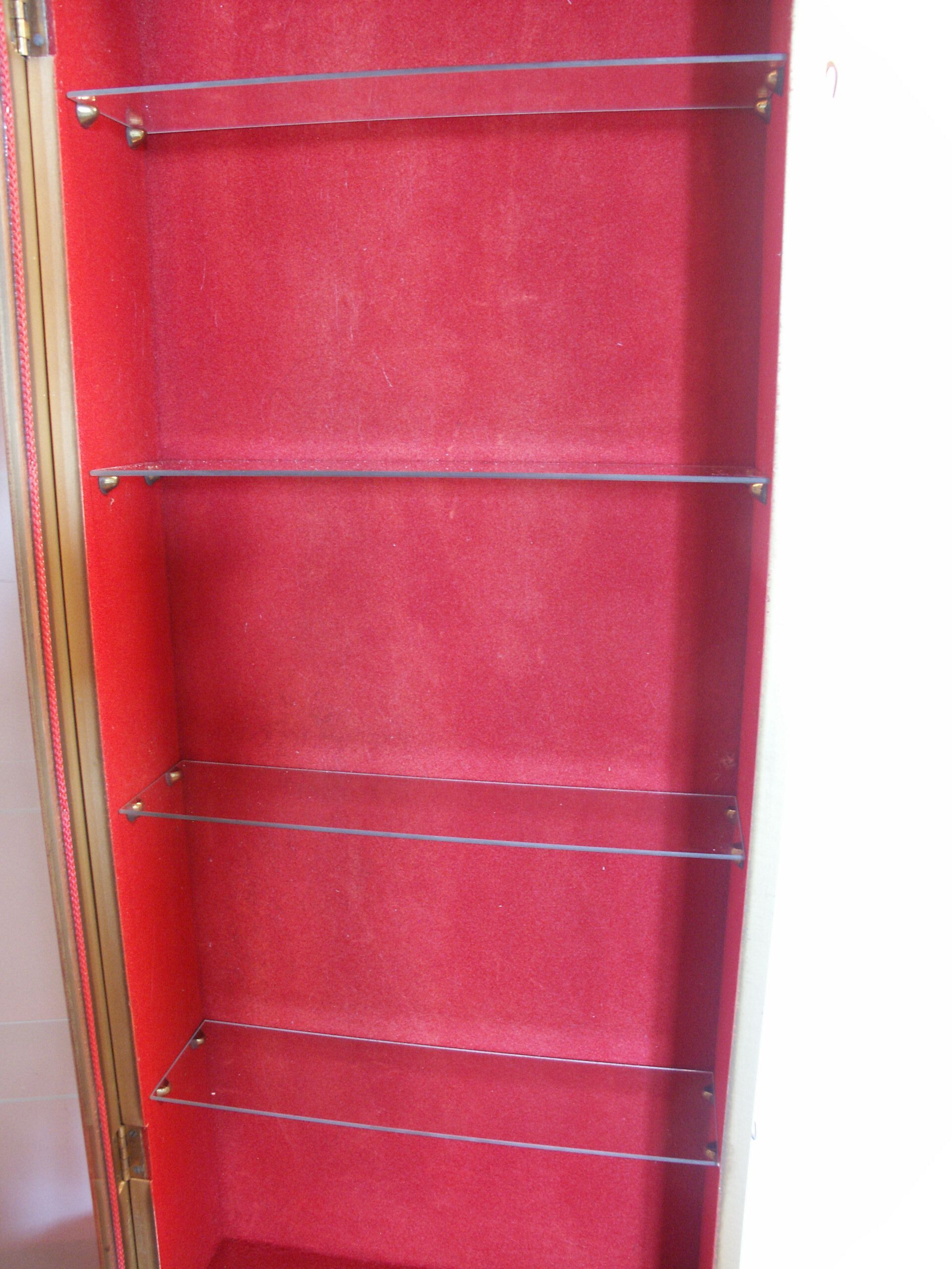 Wall showcase for collections