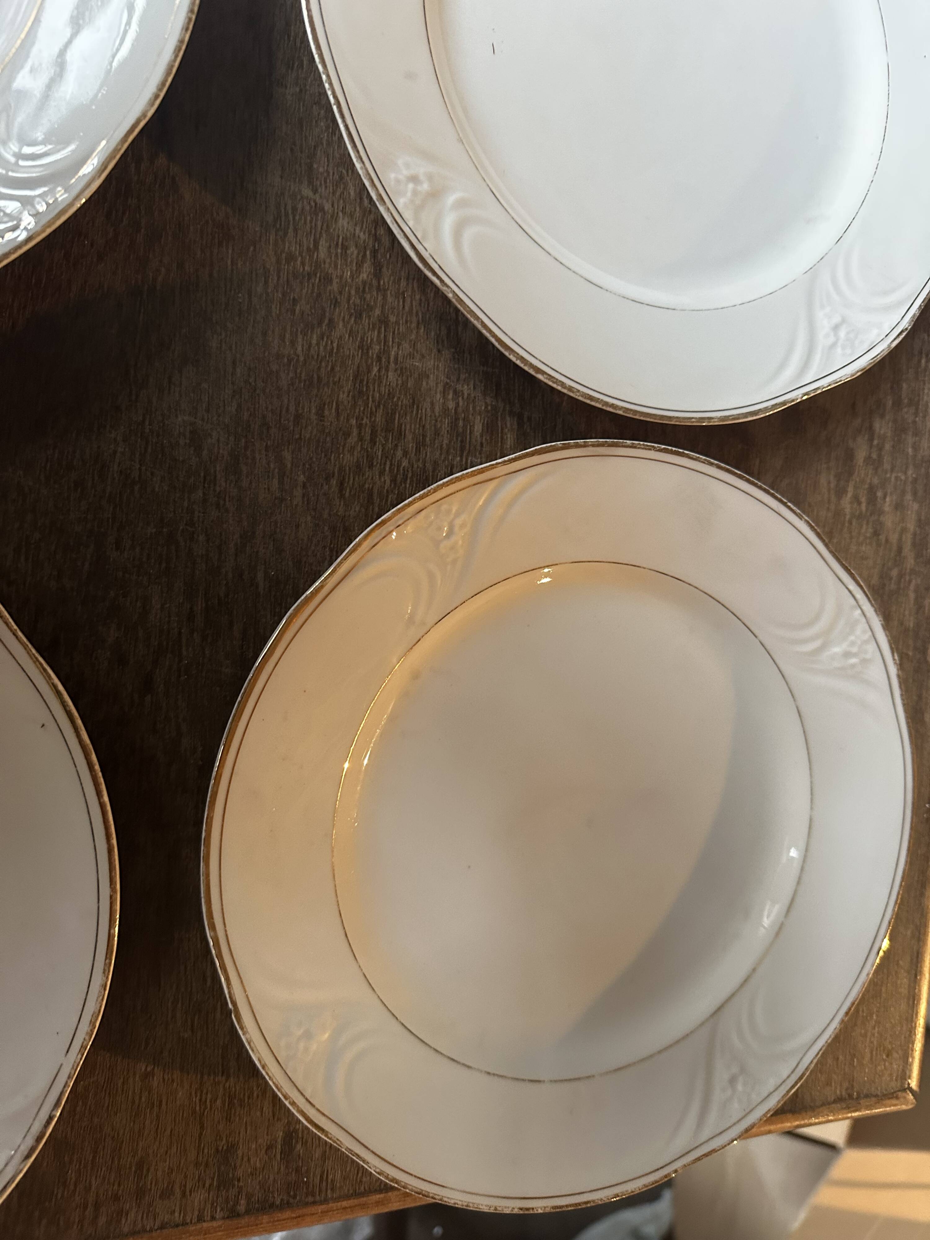 6 porcelain plates Art Nouveau period White and gold border - Diameter 23 cm