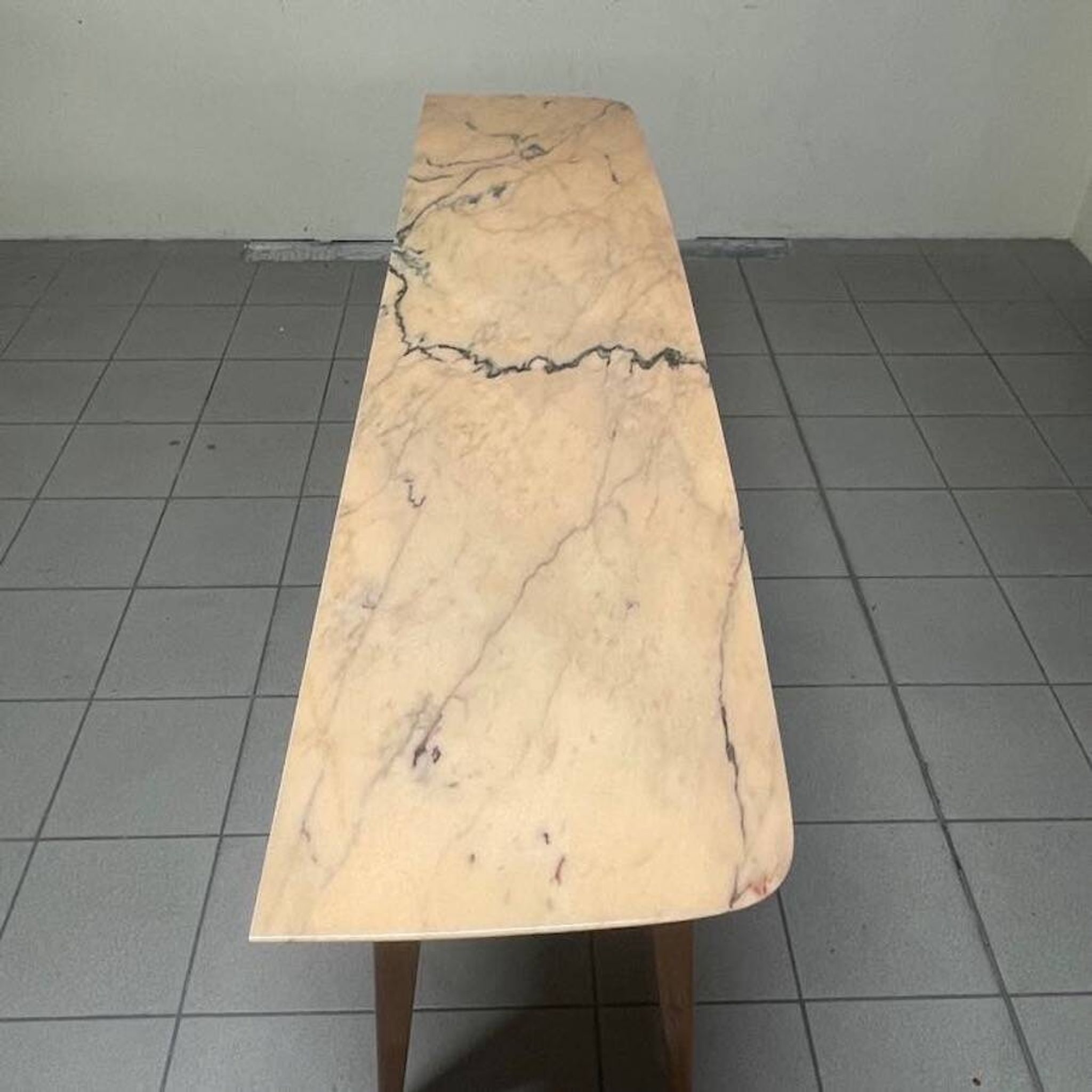 Console from the 1950s with a pink marble top and a cherry wood frame.