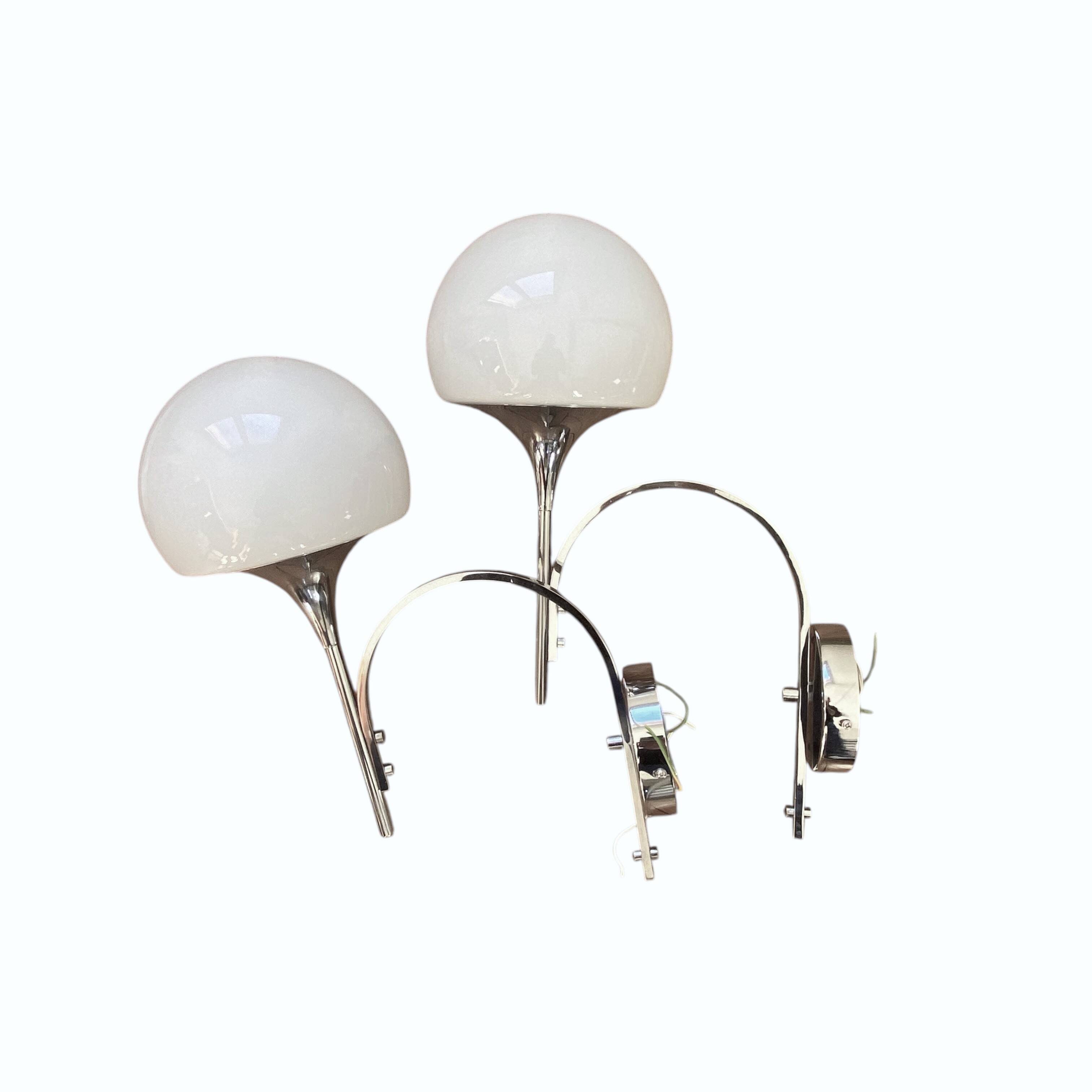 Large pair of Sciolari seventies wall sconces in chrome metal.