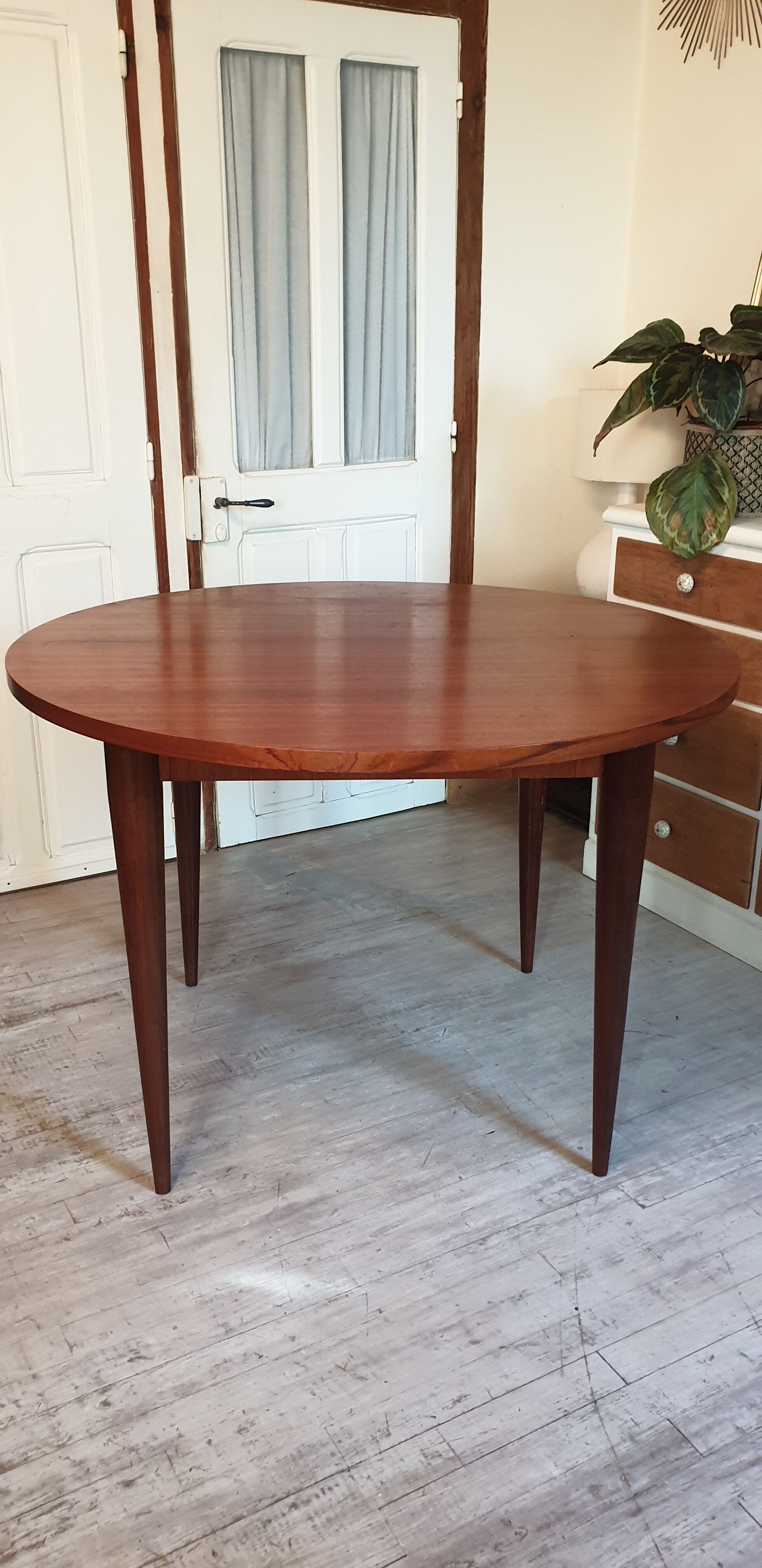 Extendable teak round table