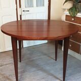 Extendable teak round table
