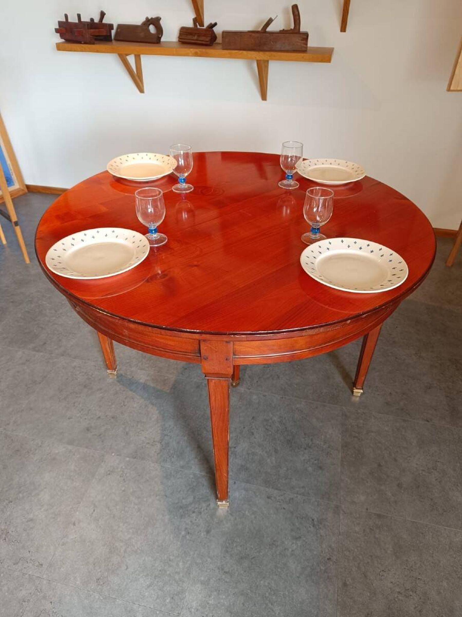 Table de salle à manger en bois exotique