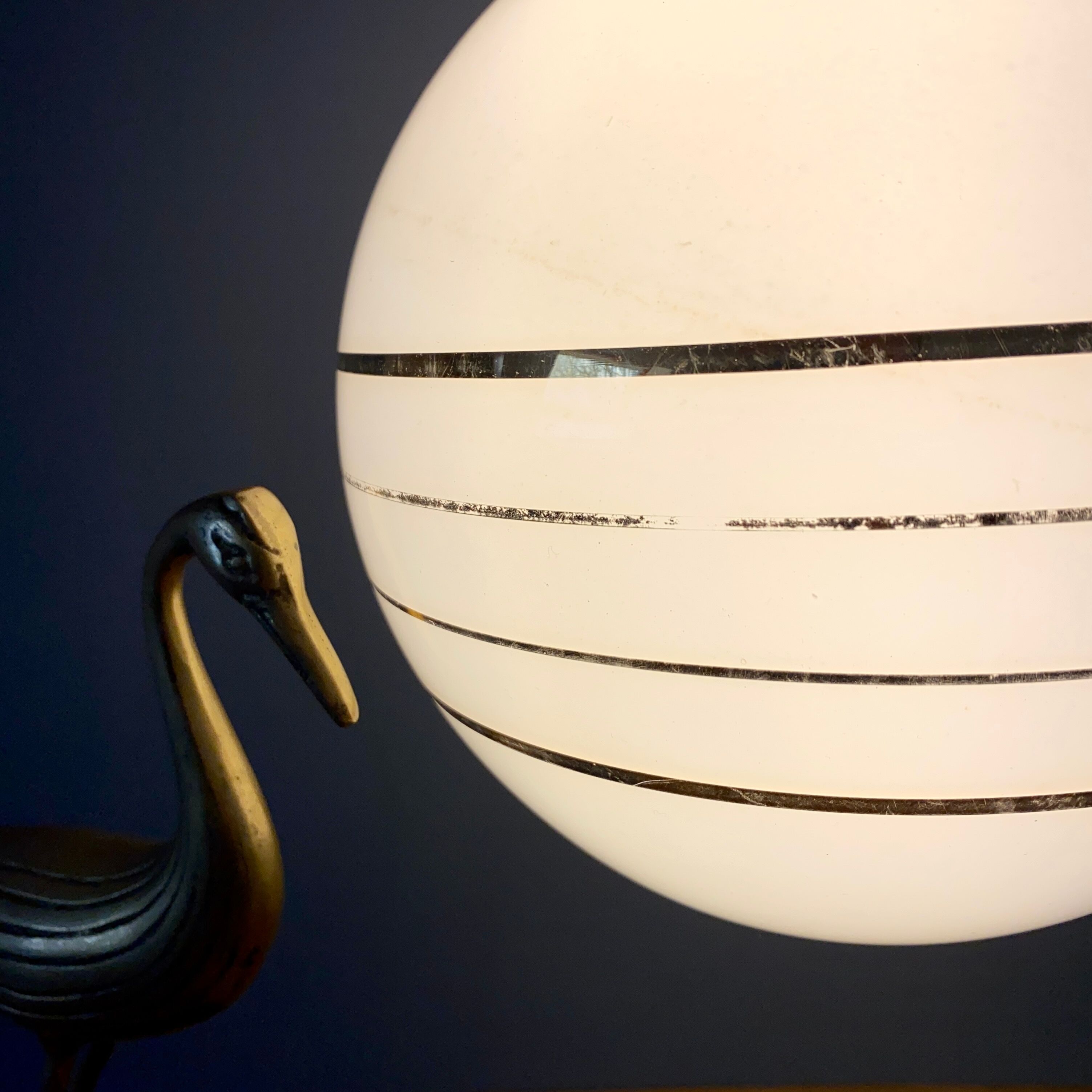 Suspension globe vintage art déco en opaline blanche et dorée