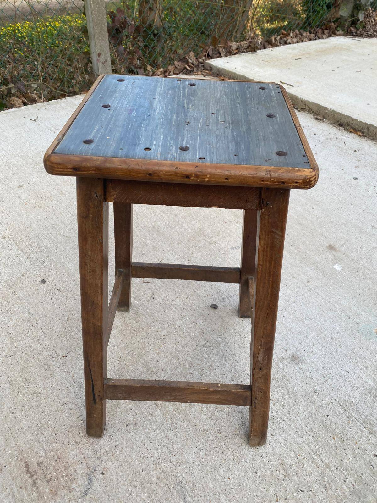 High workshop stool in dark wood and grey blue linoleum 60cm
