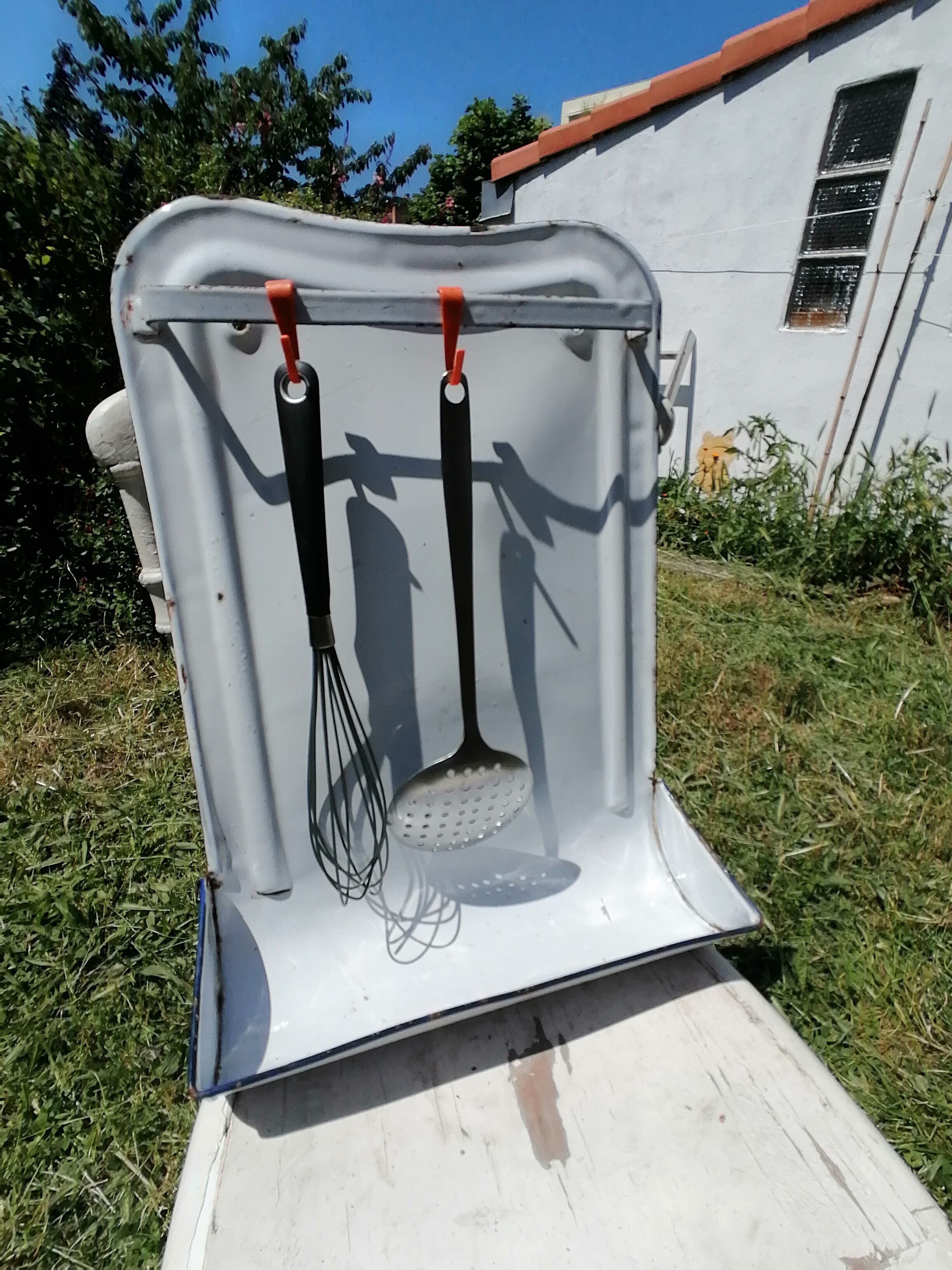 Enamelled sheet metal utensil holder