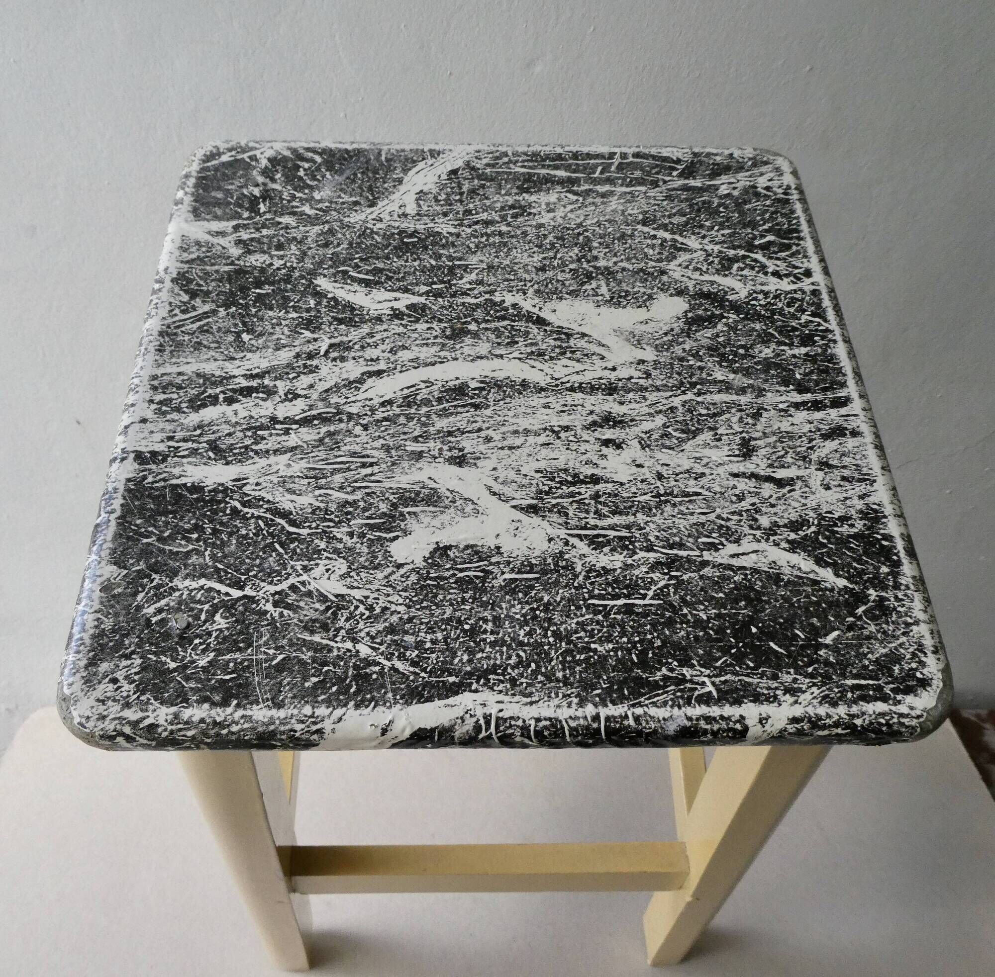 Tabouret des années 50 en bois dans sa couleur d'origine