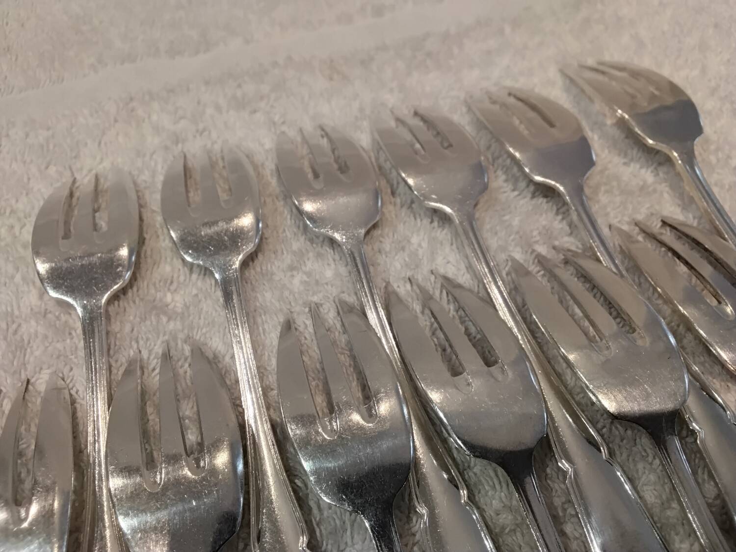 12 silver-plated metal cake forks by silversmith Guillaumot, contours
