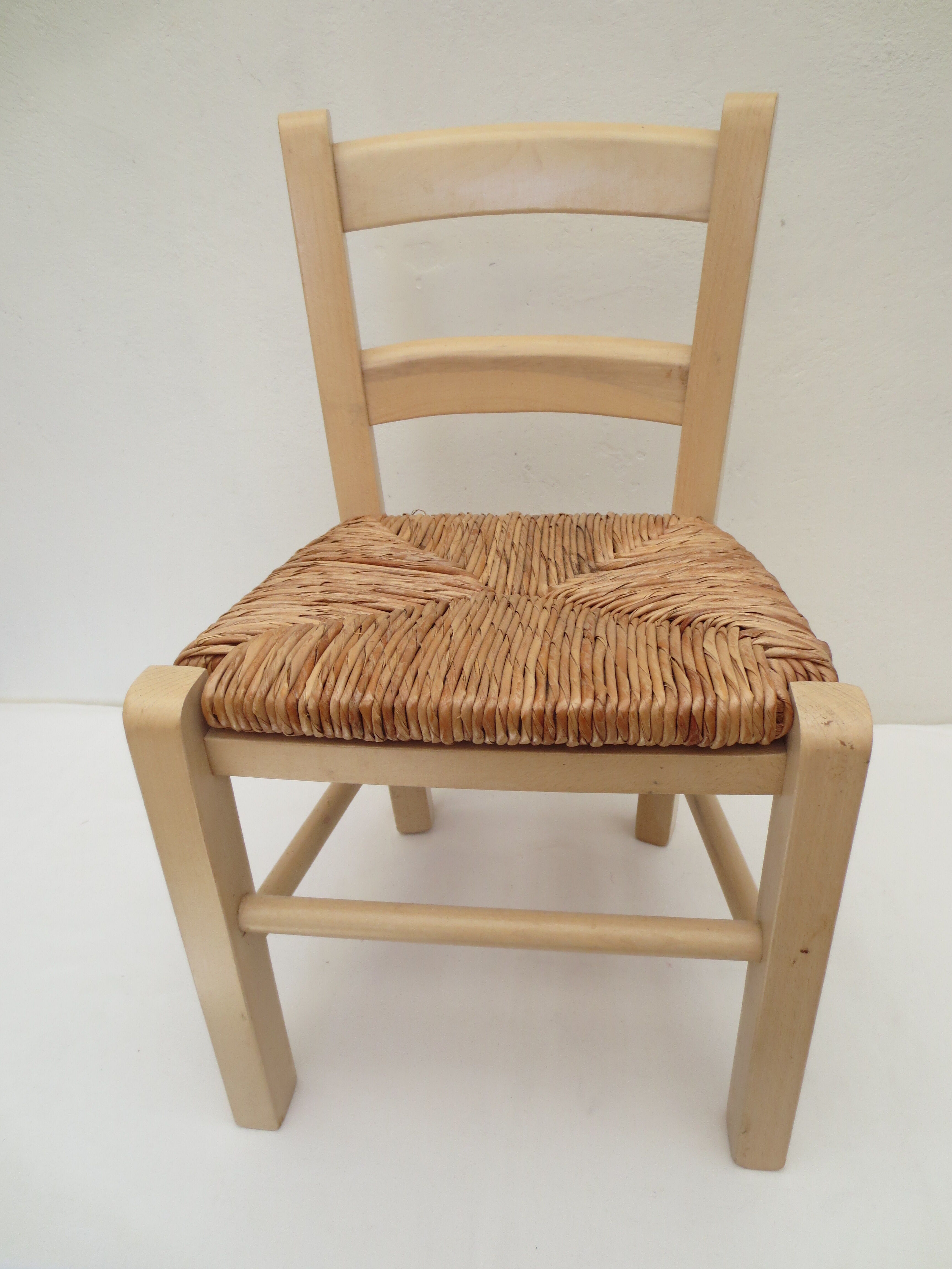 Children's chair of greige color in wood and straw