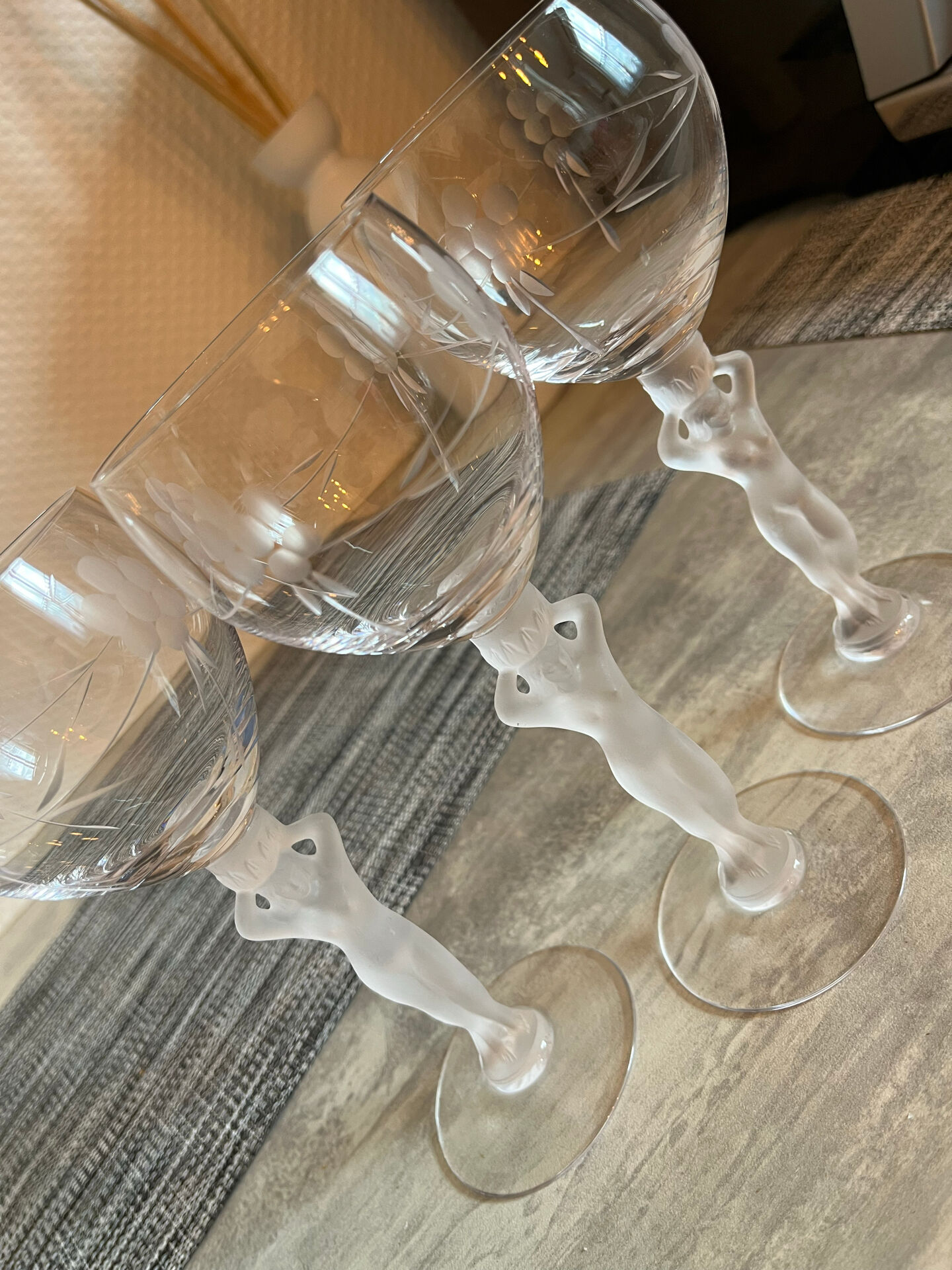 Service de 12 verres à pied sculptural féminin