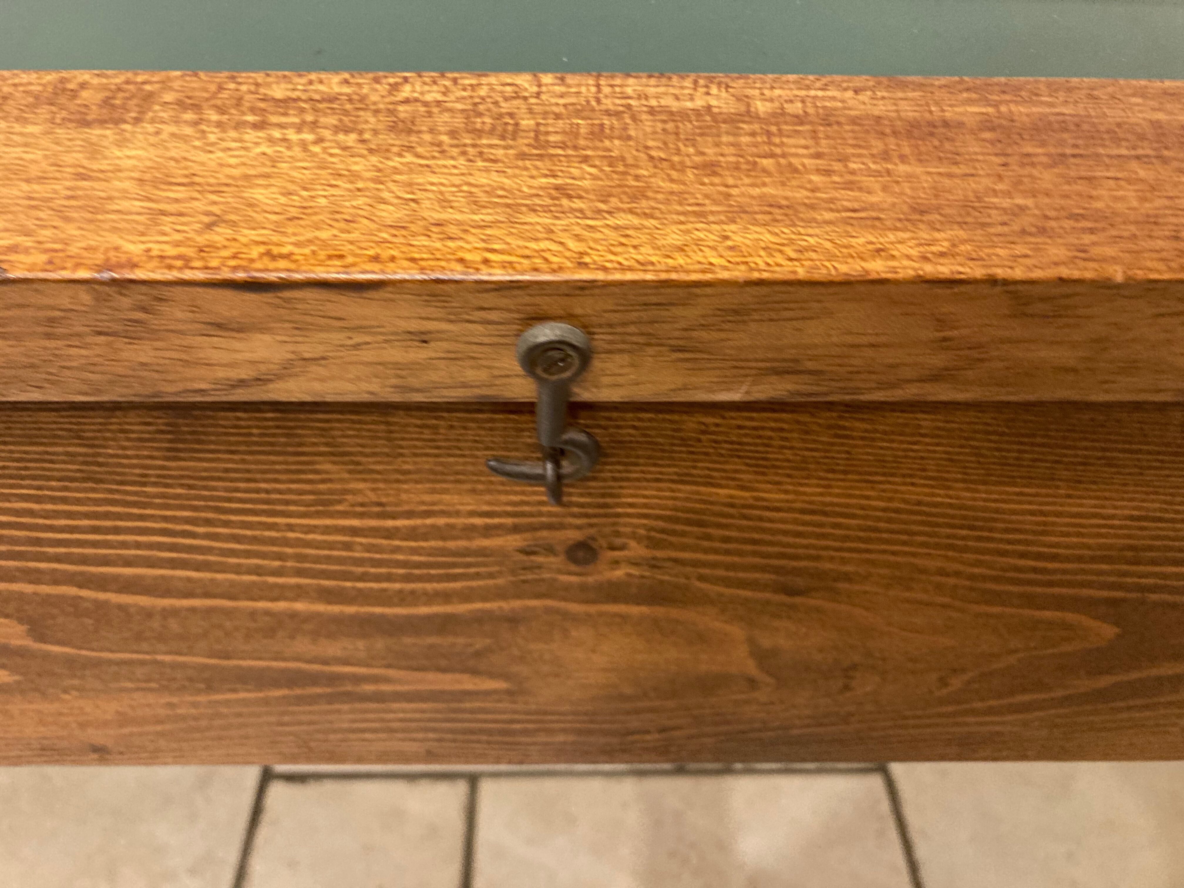 Presentation glass table